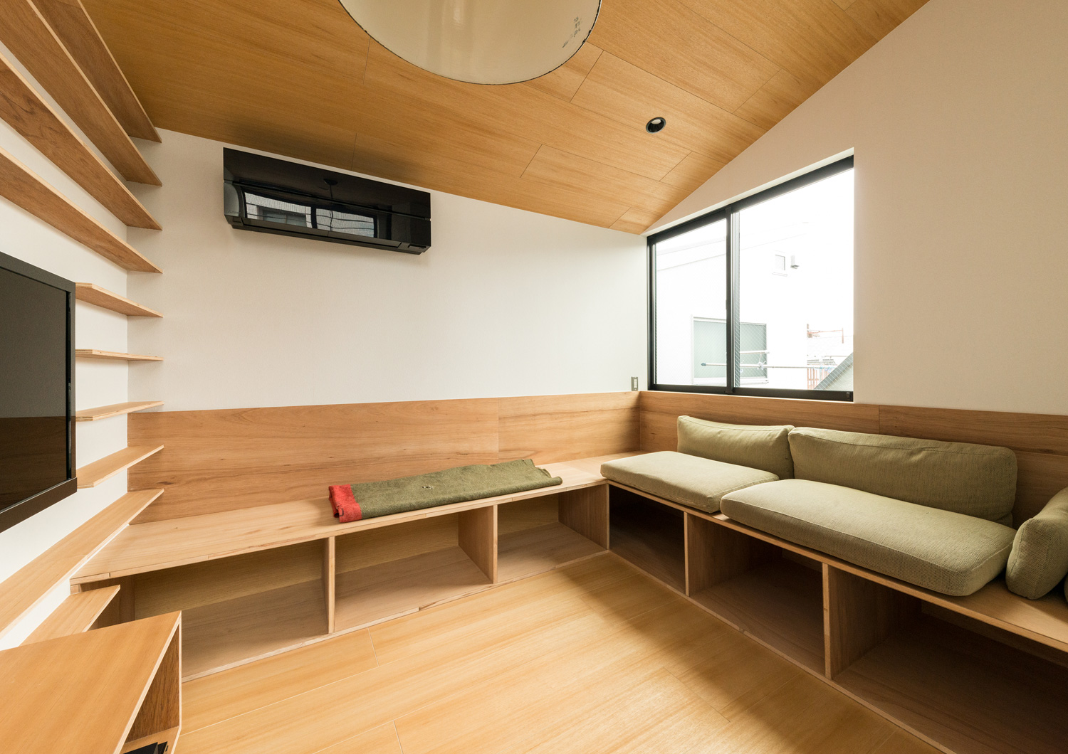 壁付けの造作ベンチがある、壁に棚を設けたLDK・デザイン住宅 注文住宅・デザイン住宅建築実例_『CASE612 たなのいえ』_LDK