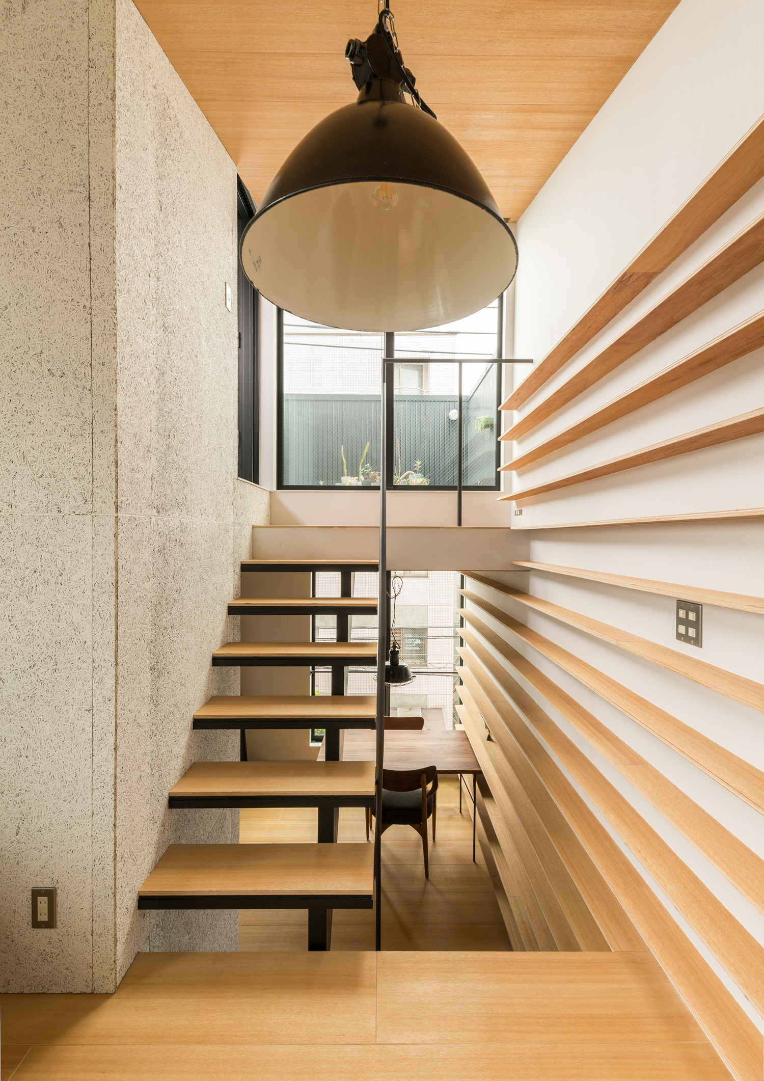 大きな窓から外が見える、開放的なスキップフロアのLDK・デザイン住宅 注文住宅・デザイン住宅建築実例_『CASE612 たなのいえ』_LDK