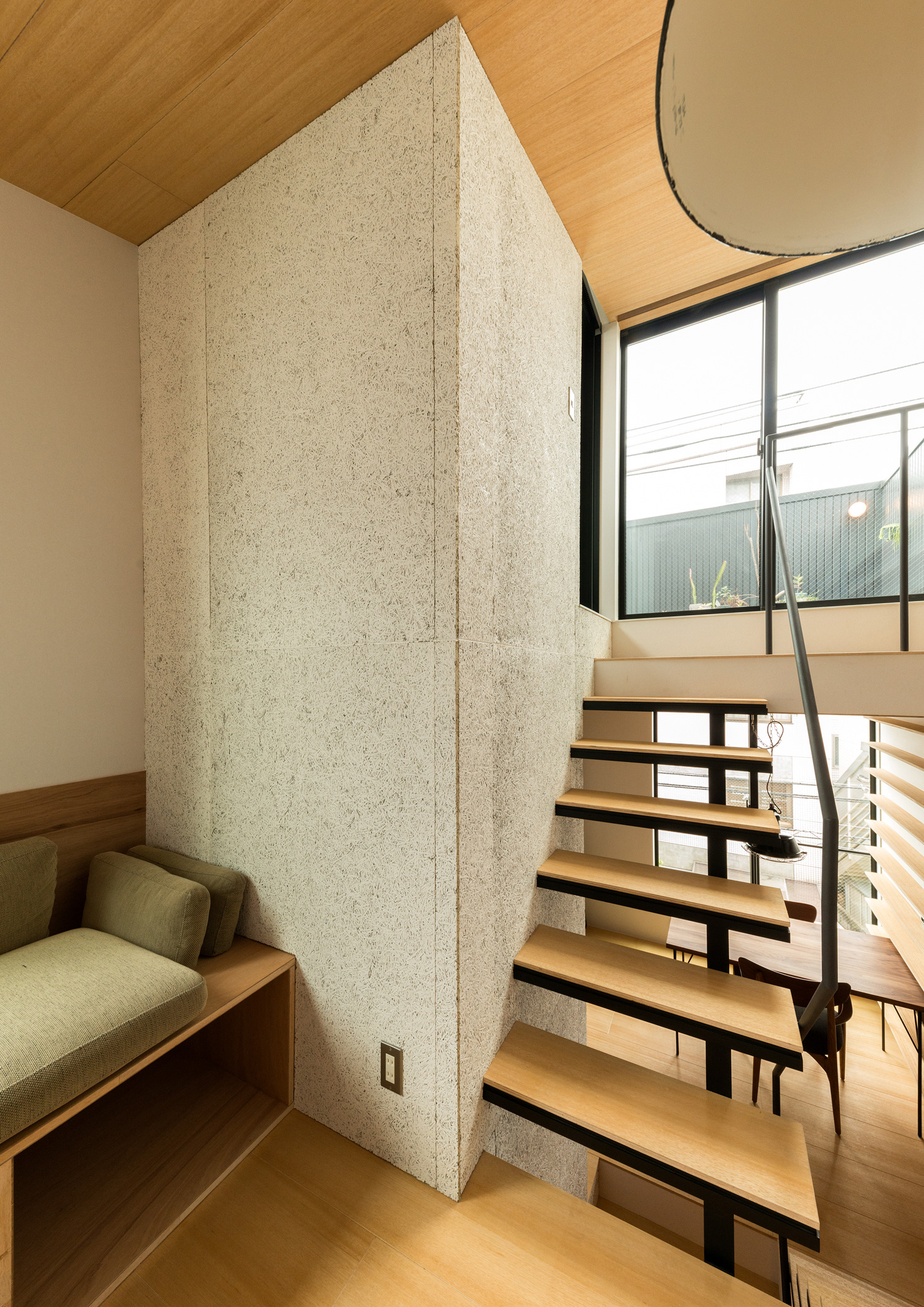 木毛セメント板を使った壁のLDK・デザイン住宅 注文住宅・デザイン住宅建築実例_『CASE612 たなのいえ』_LDK