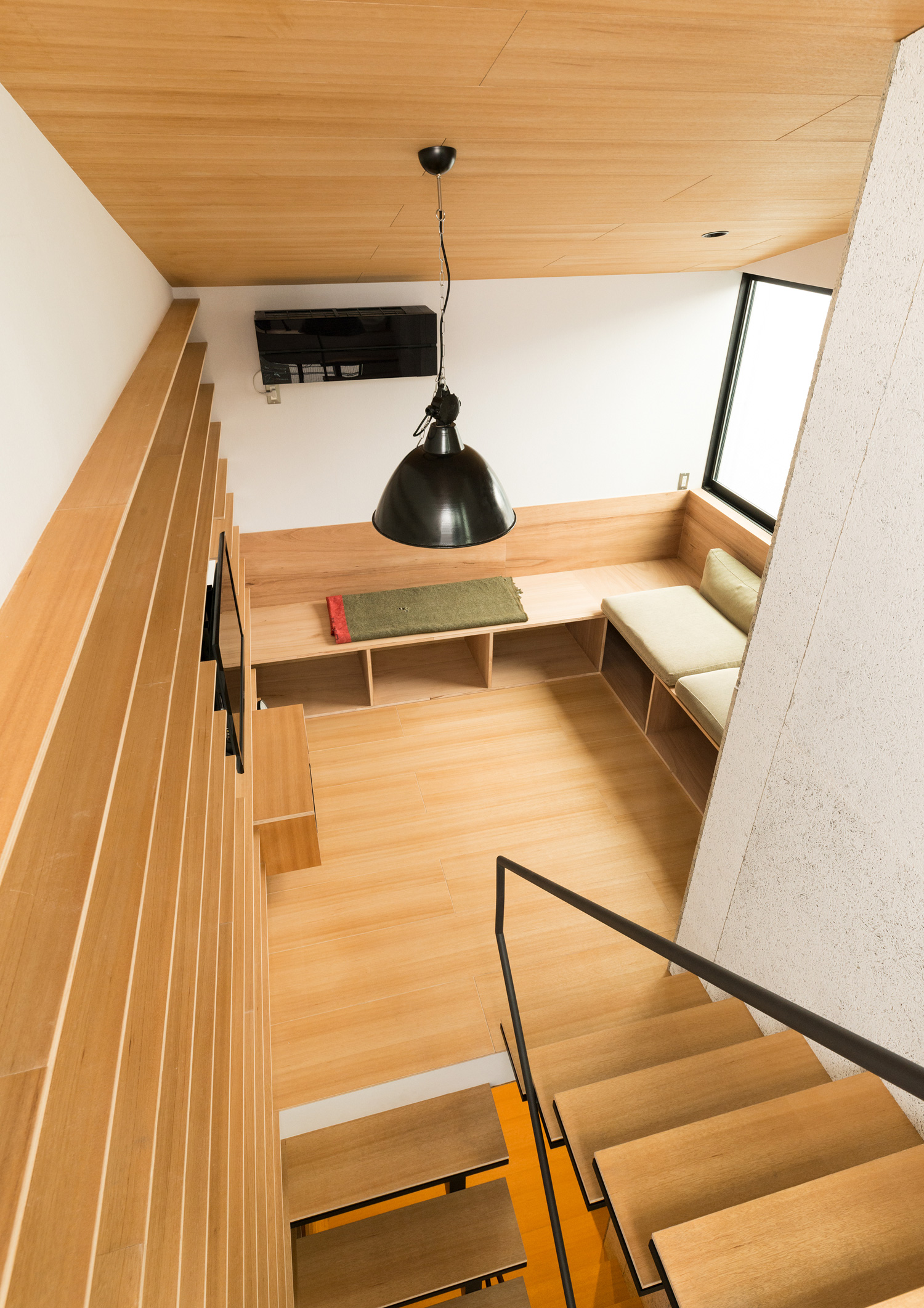 上から、造作ベンチのあるスキップフロアを見下ろした様子・デザイン住宅 注文住宅・デザイン住宅建築実例_『CASE612 たなのいえ』_LDK