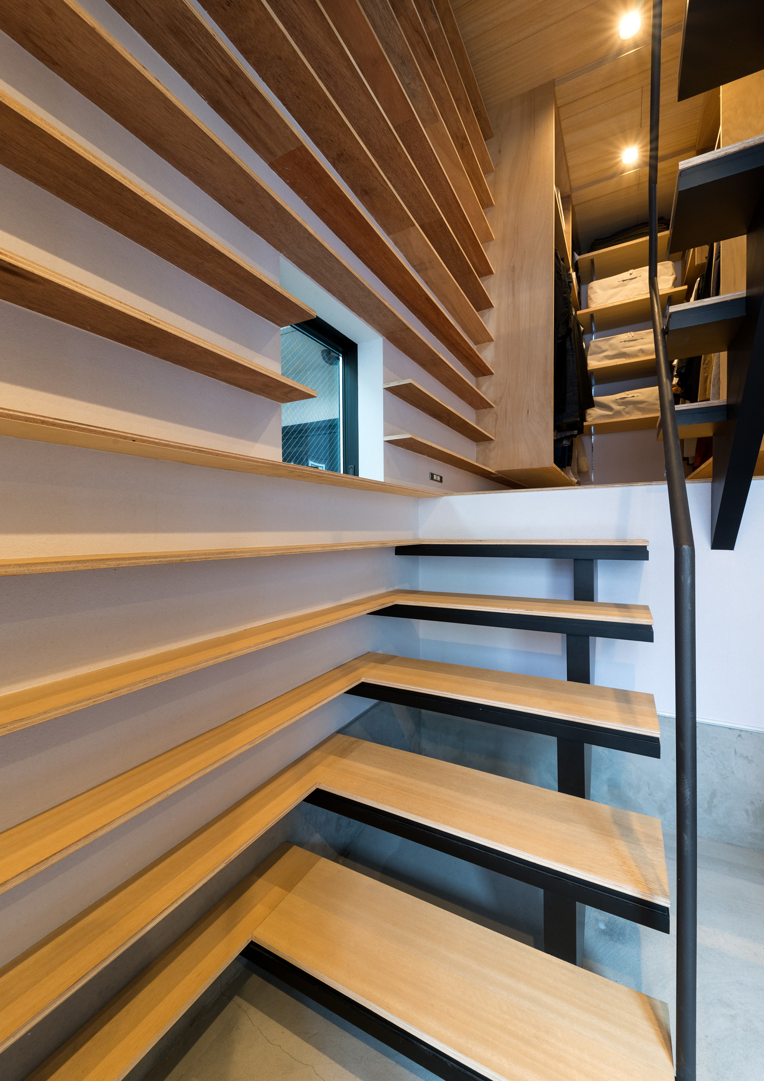 壁付けの棚と一体化するような木製のスケルトン階段・デザイン住宅 注文住宅・デザイン住宅建築実例_『CASE612 たなのいえ』_階段