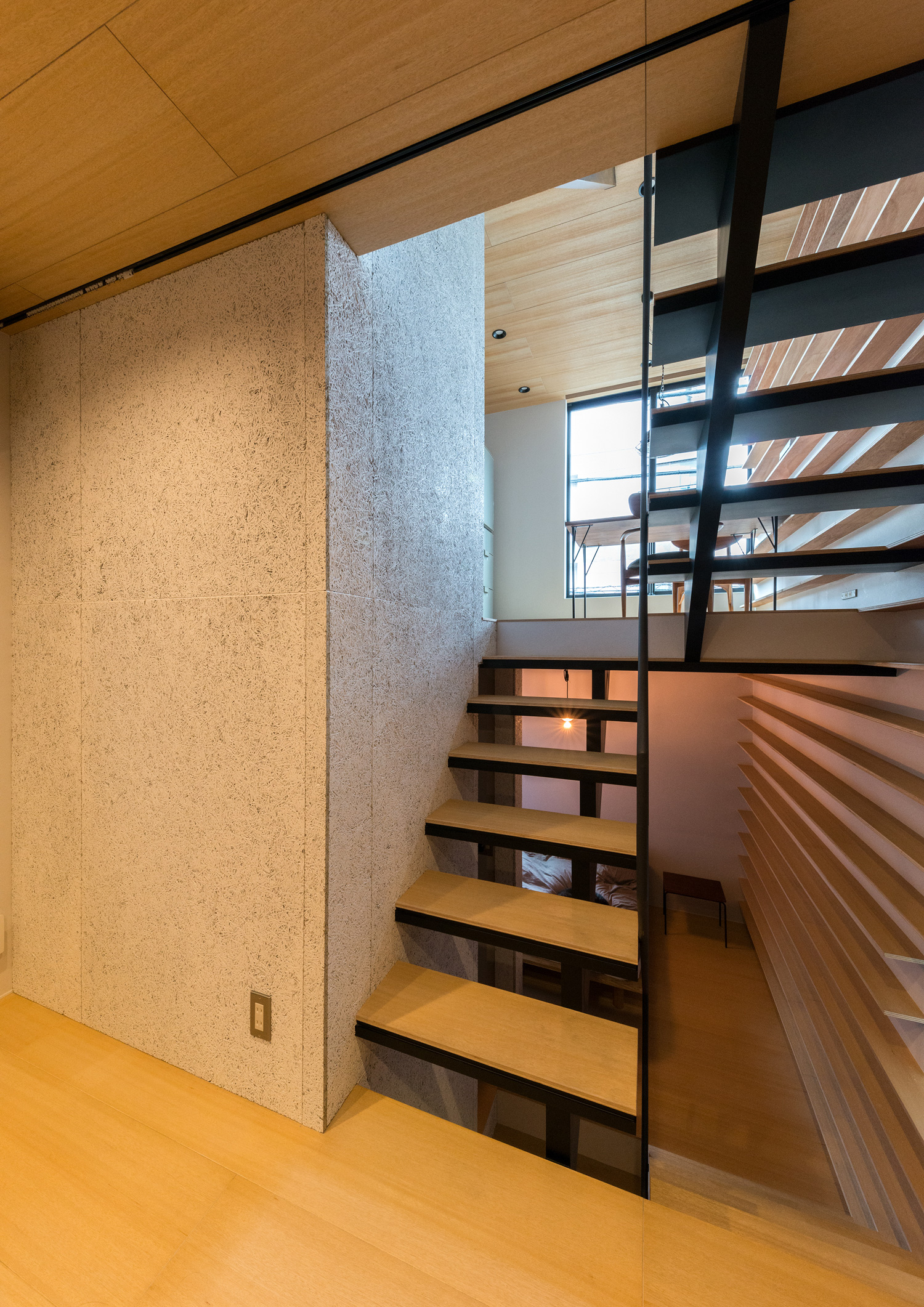 木毛セメント板の壁に付けられた、スキップフロアを繋ぐスケルトン階段・デザイン住宅 注文住宅・デザイン住宅建築実例_『CASE612 たなのいえ』_階段