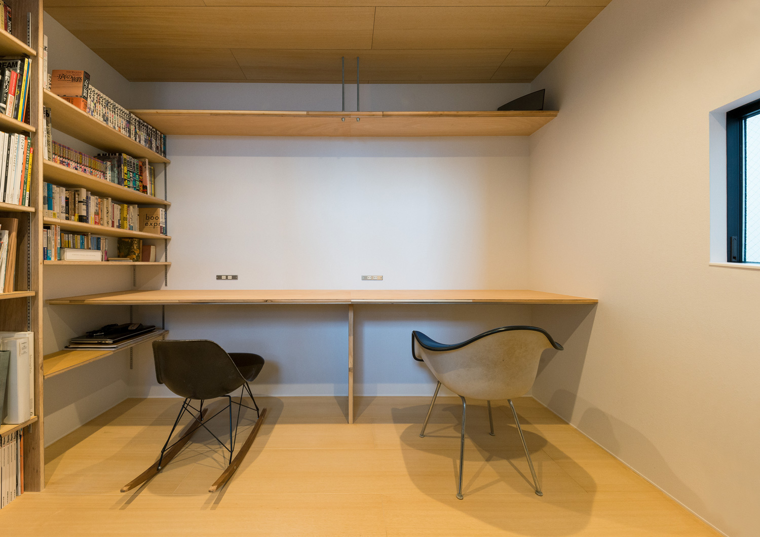 壁付けデスクの脇に、壁付けの本棚があるフロア・デザイン住宅 注文住宅・デザイン住宅建築実例_『CASE612 たなのいえ』_書斎