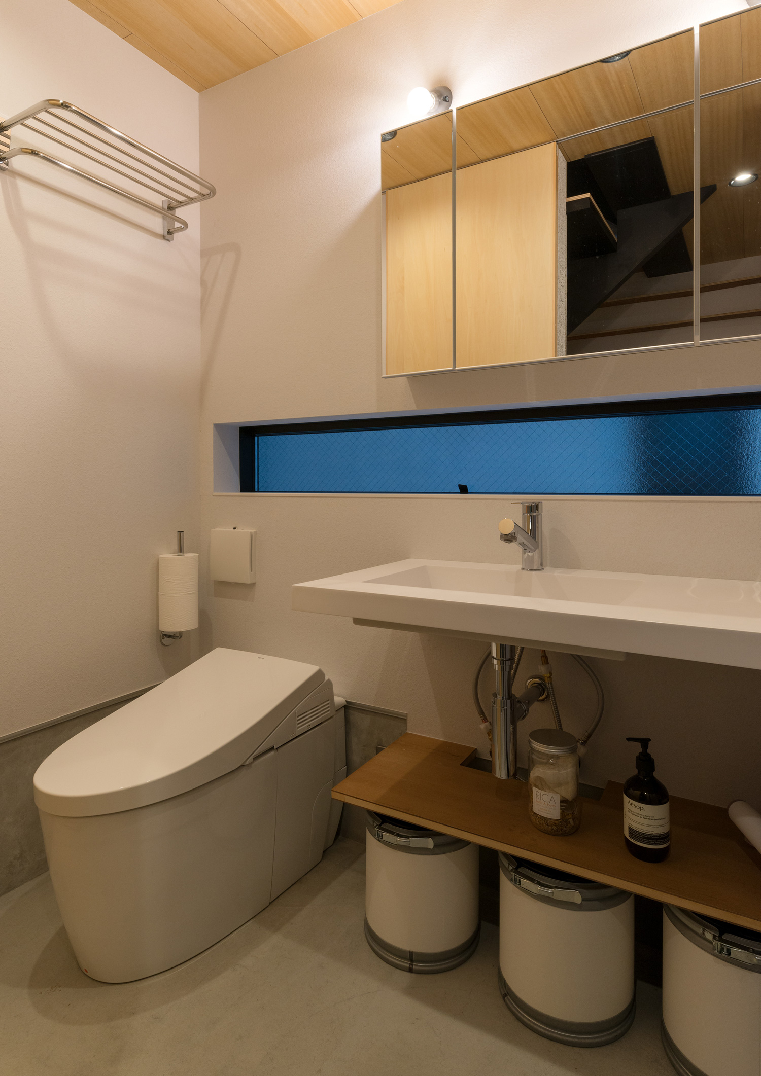 洗面所とトイレが一体になった空間・デザイン住宅 注文住宅・デザイン住宅建築実例_『CASE612 たなのいえ』_浴室・洗面所