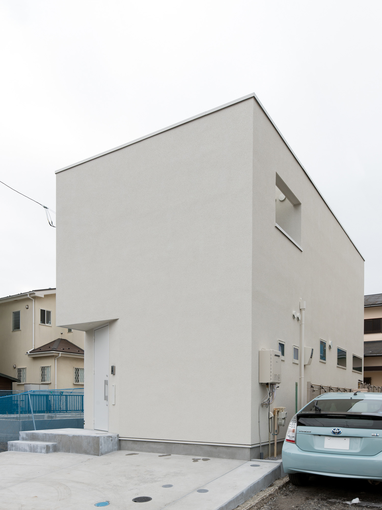 窓のない白いスクエアな外観の住宅を斜めから見た様子・デザイン住宅 注文住宅・デザイン住宅建築実例_『CASE613 Drop of ink』_外観