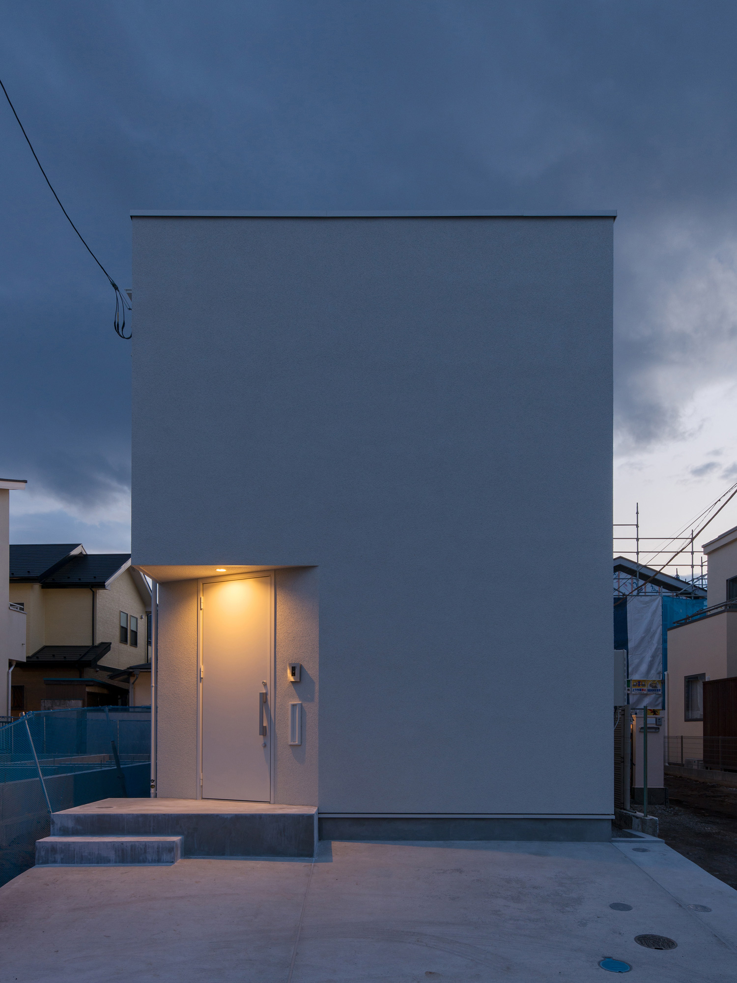 軒天井のダウンライトに照らされる玄関アプローチ・デザイン住宅 注文住宅・デザイン住宅建築実例_『CASE613 Drop of ink』_外観