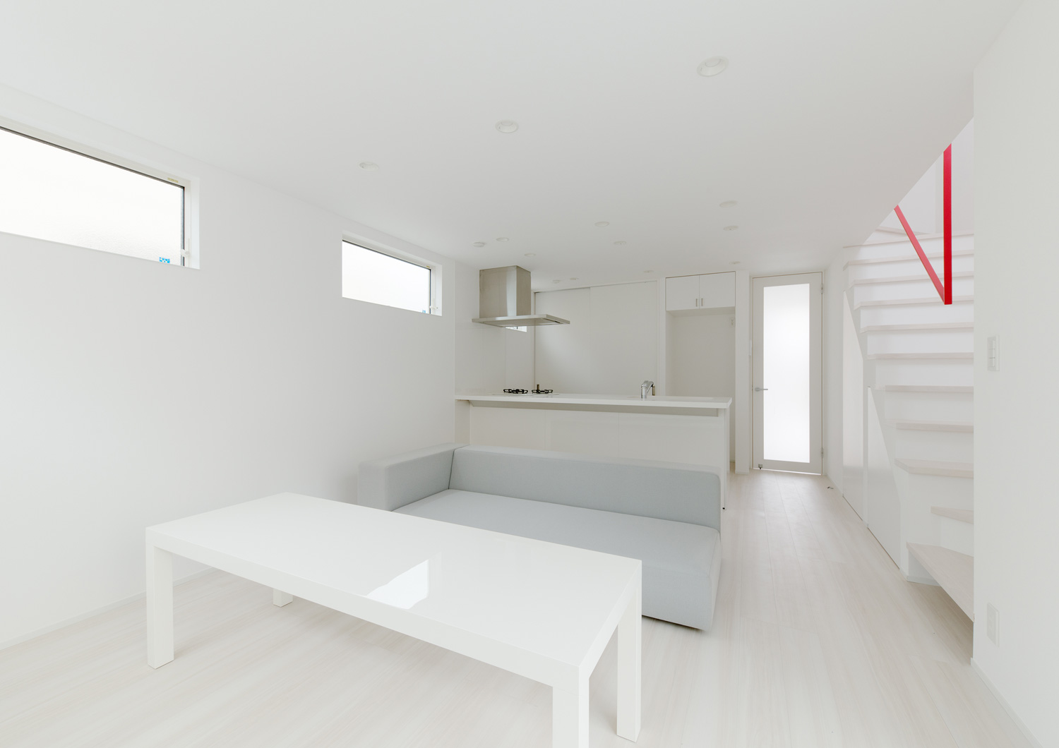 クロスやテーブル、階段、キッチンが白で統一されたLDK・デザイン住宅 注文住宅・デザイン住宅建築実例_『CASE613 Drop of ink』_LDK