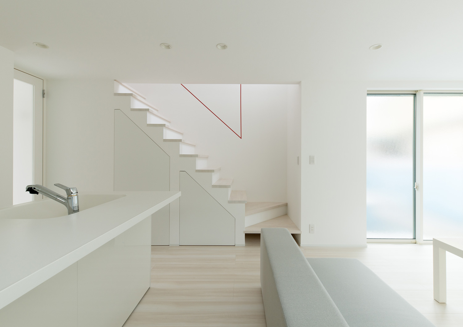 白い箱型階段と白いキッチンがあるLDK・デザイン住宅 注文住宅・デザイン住宅建築実例_『CASE613 Drop of ink』_LDK