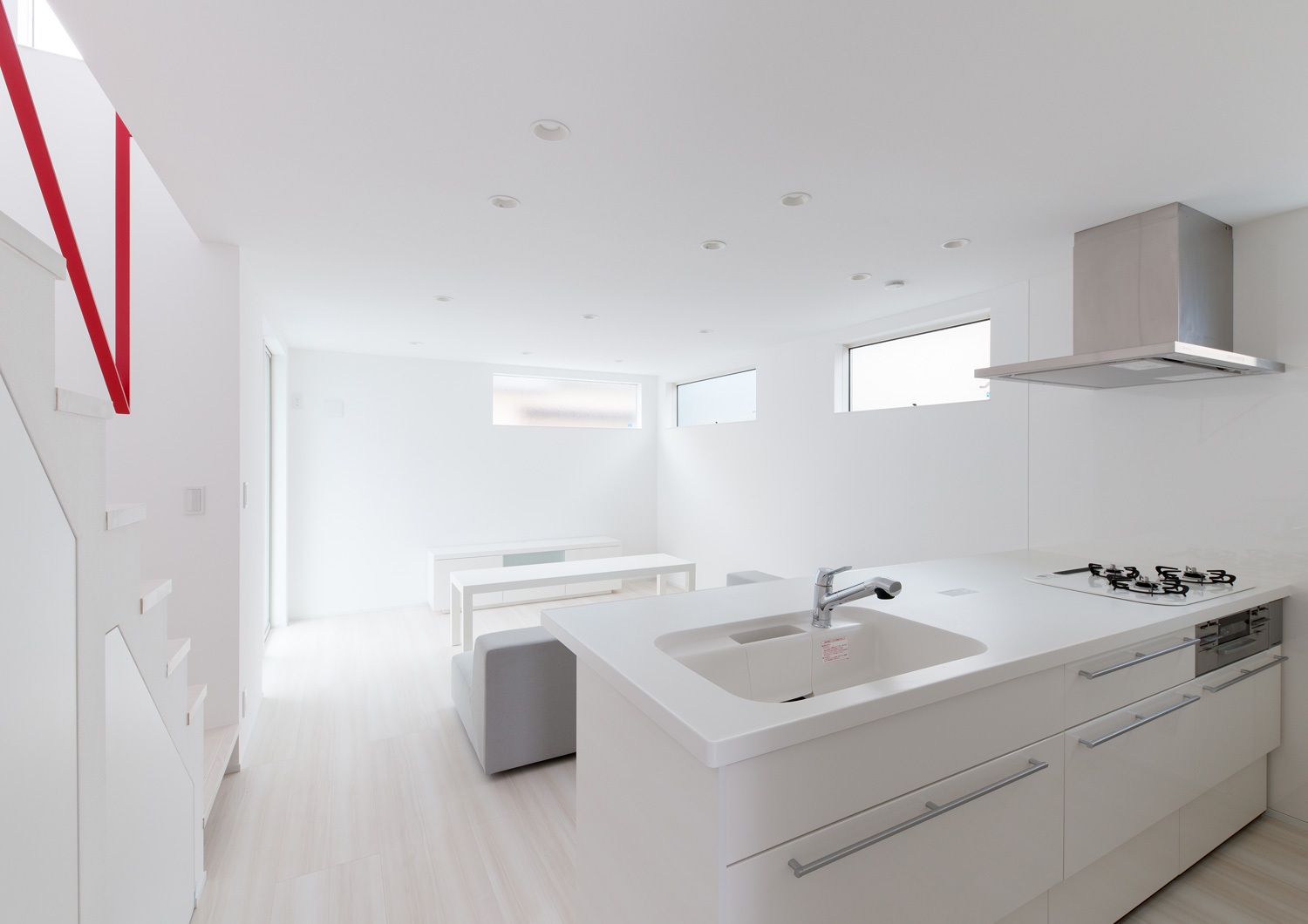 白いペニンシュラキッチンがある白いフローリングのLDK・デザイン住宅 注文住宅・デザイン住宅建築実例_『CASE613 Drop of ink』_LDK