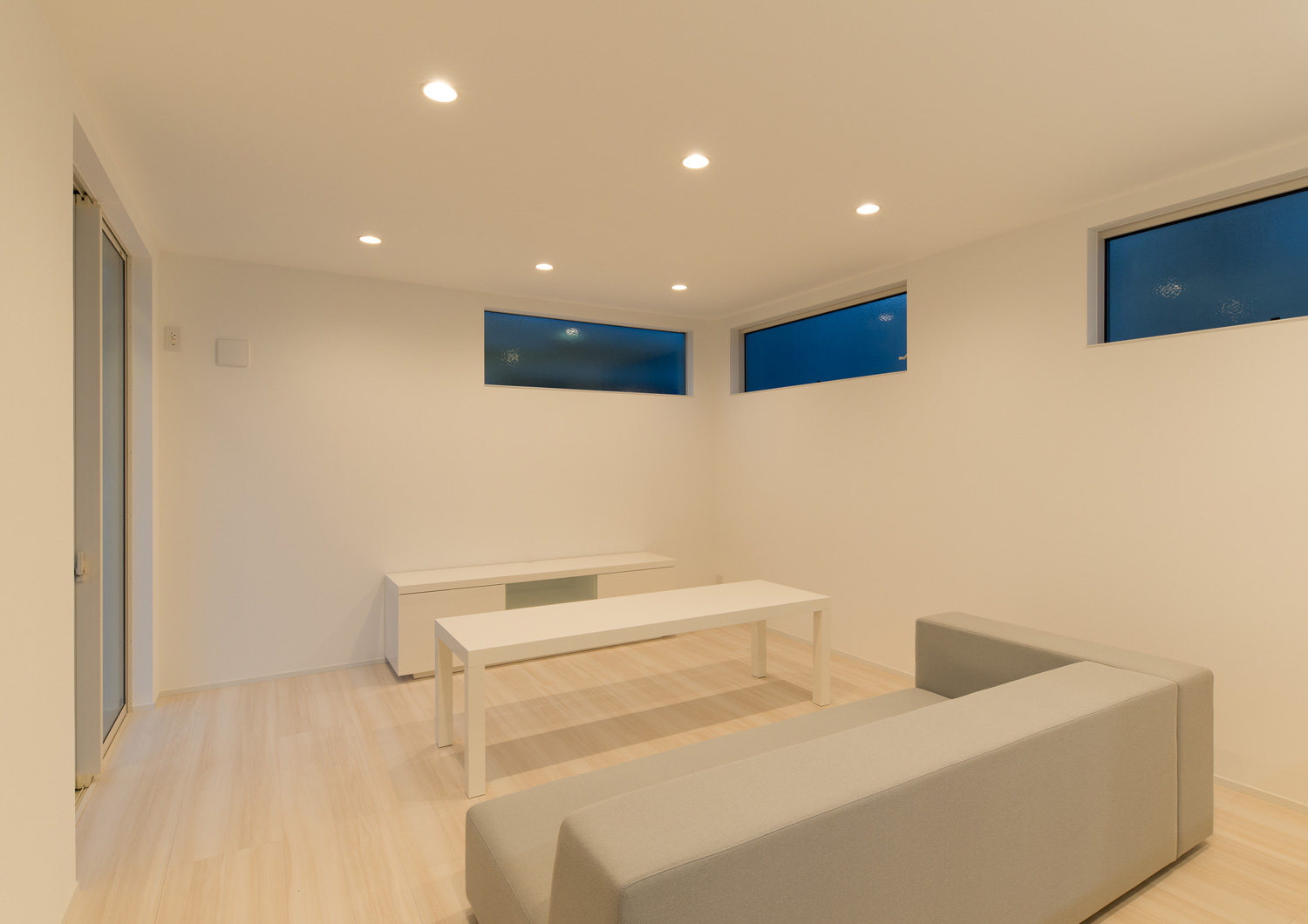 ハイサイドライトがあるLDKの天井にダウンライトが取り付けられた様子・デザイン住宅 注文住宅・デザイン住宅建築実例_『CASE613 Drop of ink』_LDK