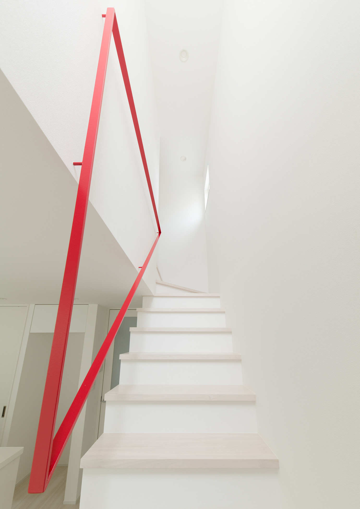 赤い三角形の手すりを取り付けた白い箱型階段・デザイン住宅 注文住宅・デザイン住宅建築実例_『CASE613 Drop of ink』_階段