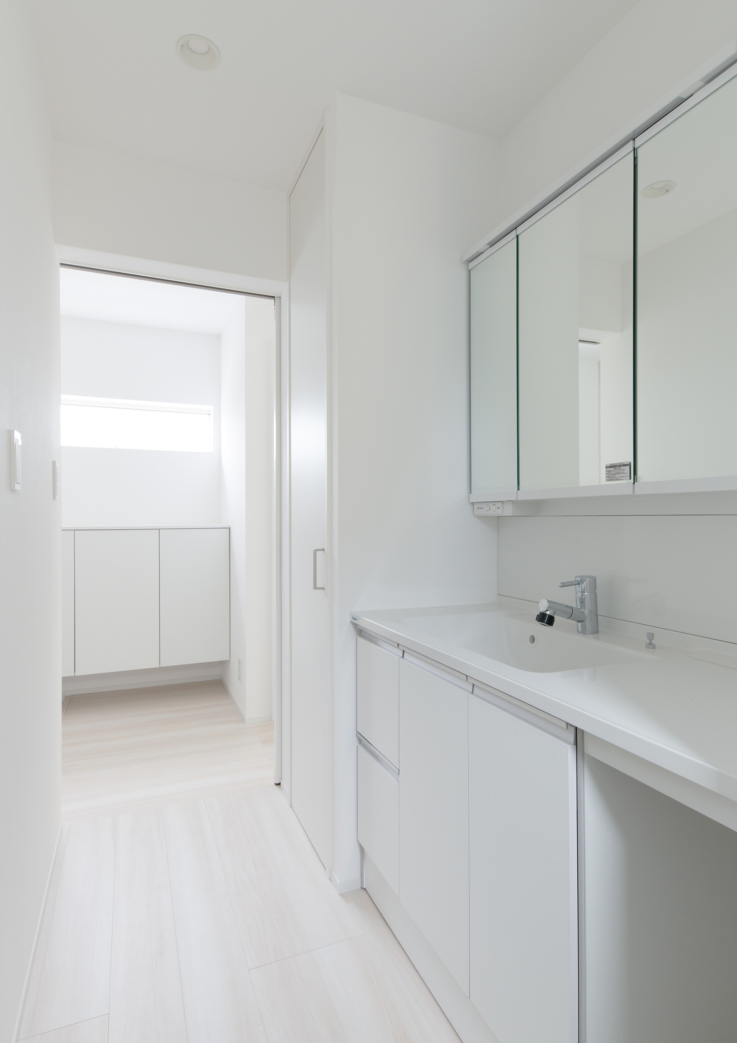 白で統一した洗面所・デザイン住宅 注文住宅・デザイン住宅建築実例_『CASE613 Drop of ink』_浴室・洗面所