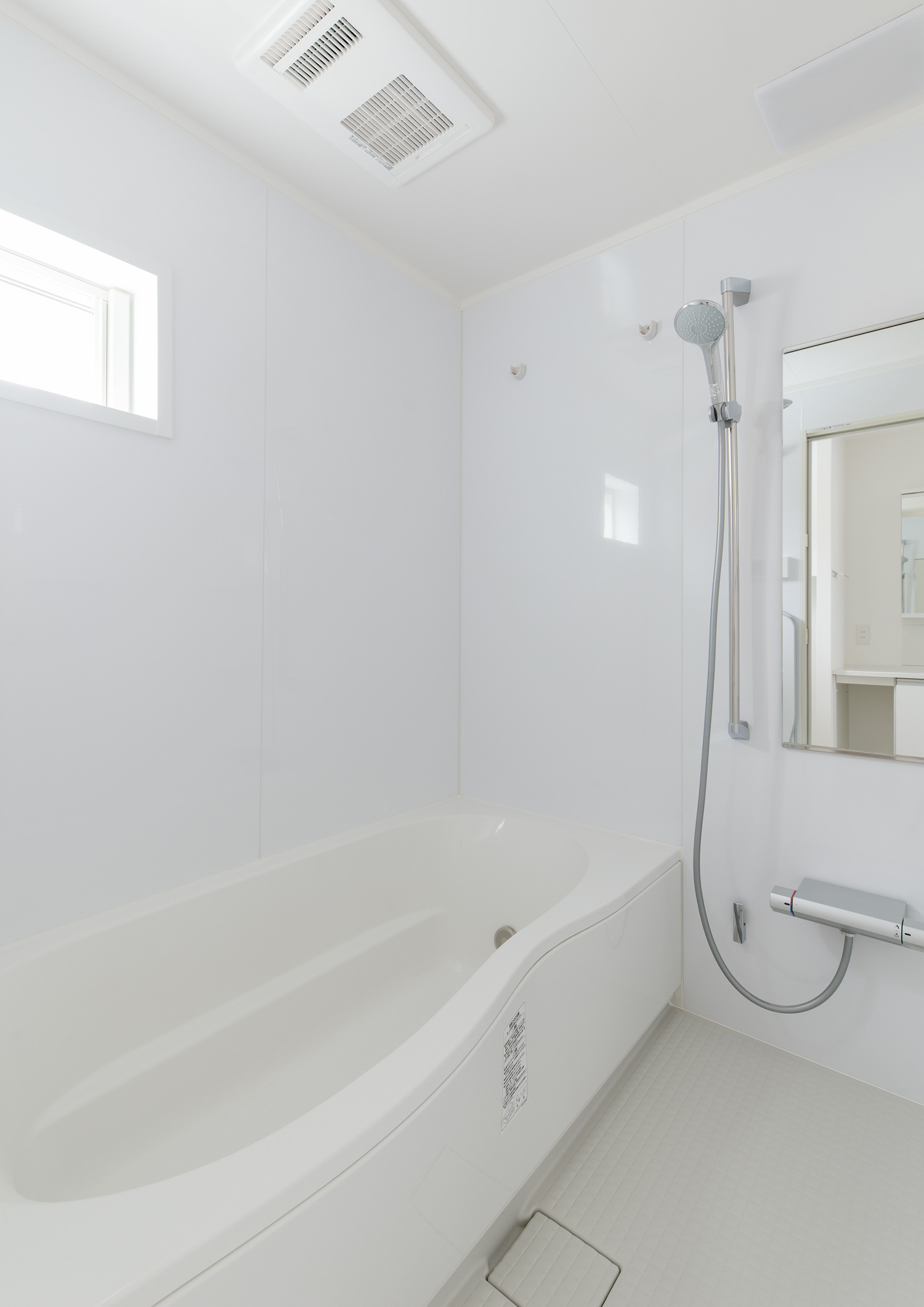 白で統一した浴室・デザイン住宅 注文住宅・デザイン住宅建築実例_『CASE613 Drop of ink』_浴室・洗面所