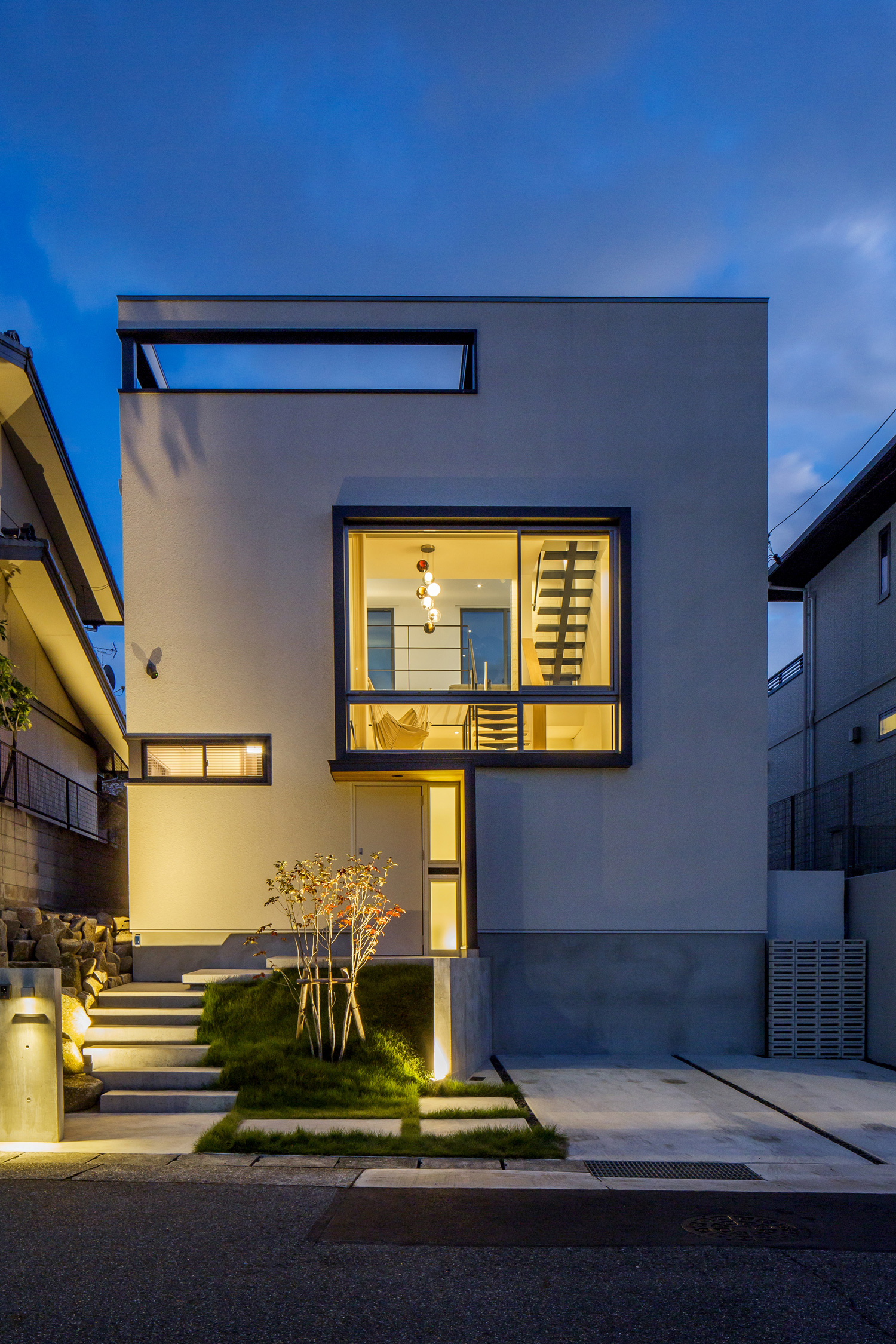 スリットの入ったルーフバルコニーや大きな出窓があるスクエアな外観の住宅・デザイン住宅 注文住宅・デザイン住宅建築実例_『CASE614 『Skip』』_外観