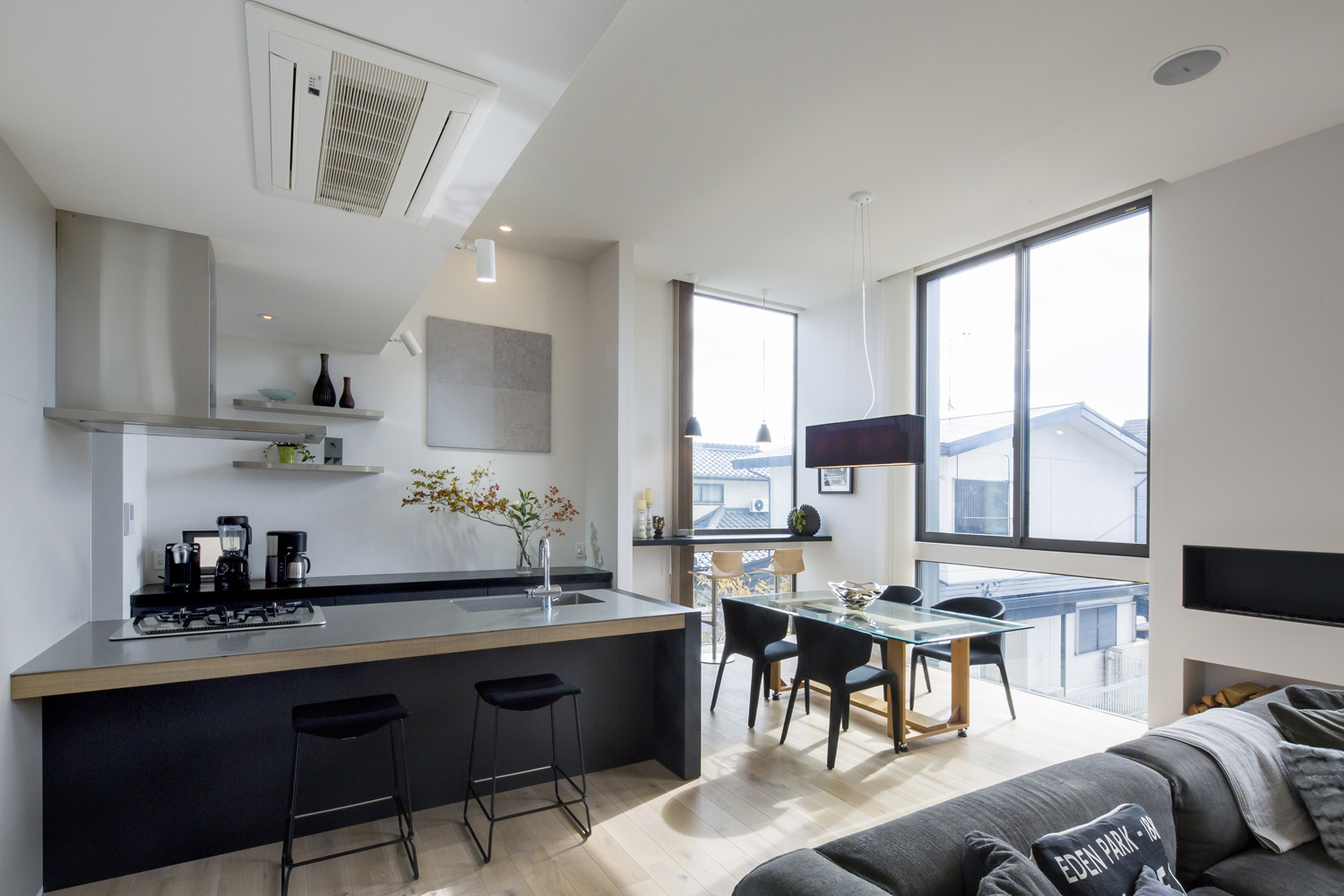 大開口窓を設けた、カウンターキッチンのあるLDK・デザイン住宅 注文住宅・デザイン住宅建築実例_『CASE614 『Skip』』_LDK