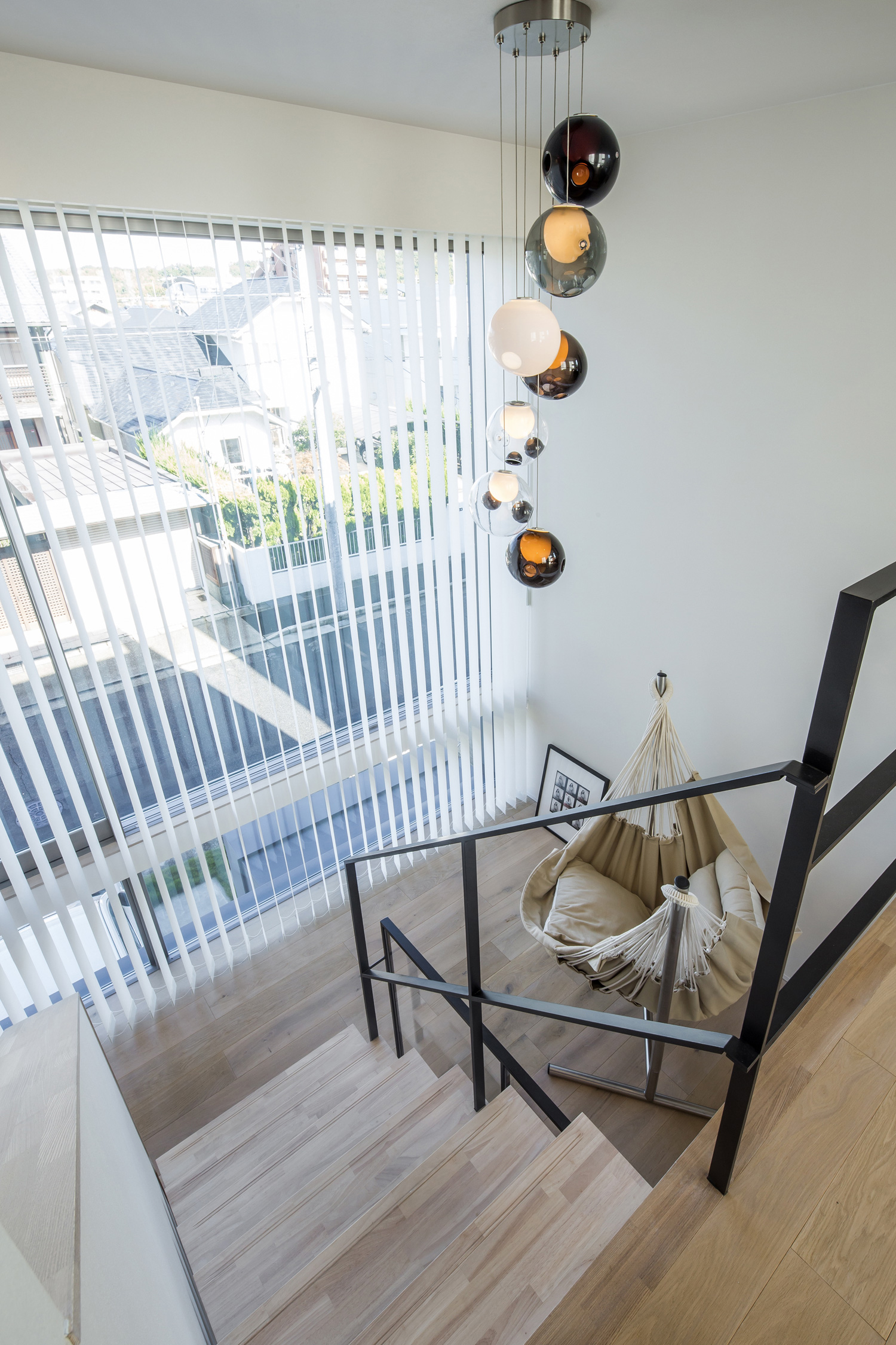 天井に丸いペンダントライトが取り付けられたスキップフロア・デザイン住宅 注文住宅・デザイン住宅建築実例_『CASE614 『Skip』』_LDK