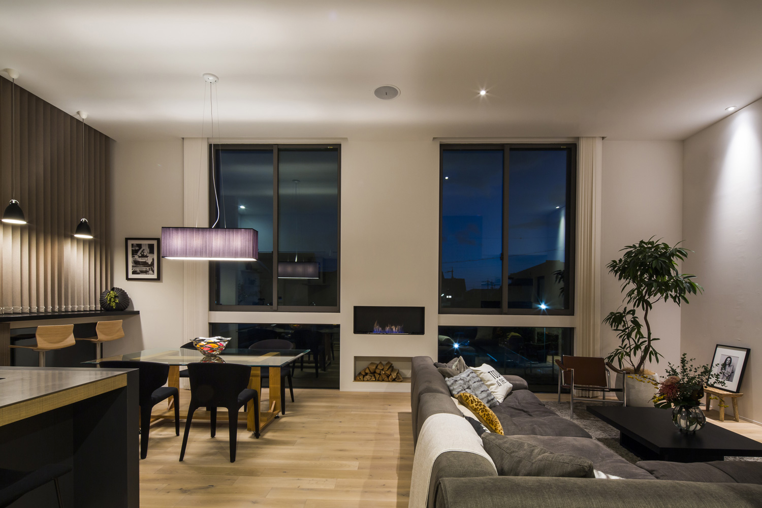 壁際に間接照明を取り付けた大きな窓のあるLDK・デザイン住宅 注文住宅・デザイン住宅建築実例_『CASE614 『Skip』』_LDK