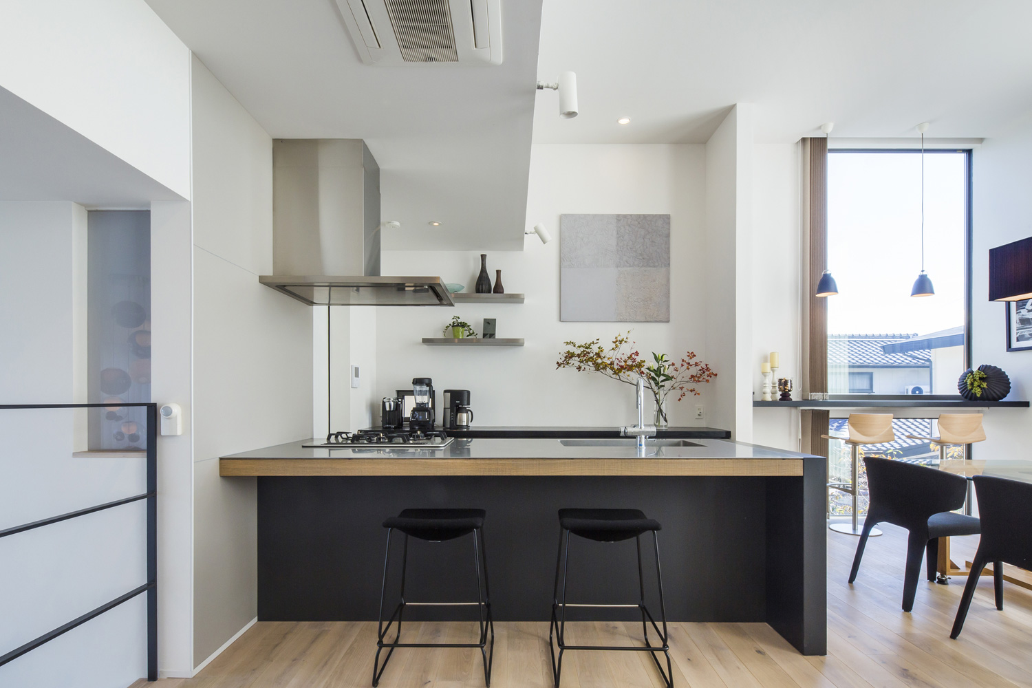 手前に黒い椅子を置いたカウンターキッチン・デザイン住宅 注文住宅・デザイン住宅建築実例_『CASE614 『Skip』』_キッチン
