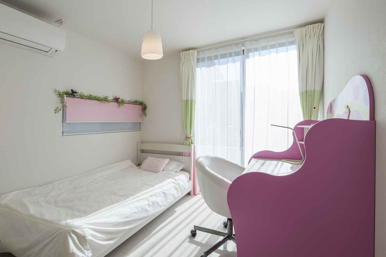 ピンク色のデスクとベッドを置いた子供部屋・デザイン住宅 注文住宅・デザイン住宅建築実例_『CASE614 『Skip』』_子供部屋