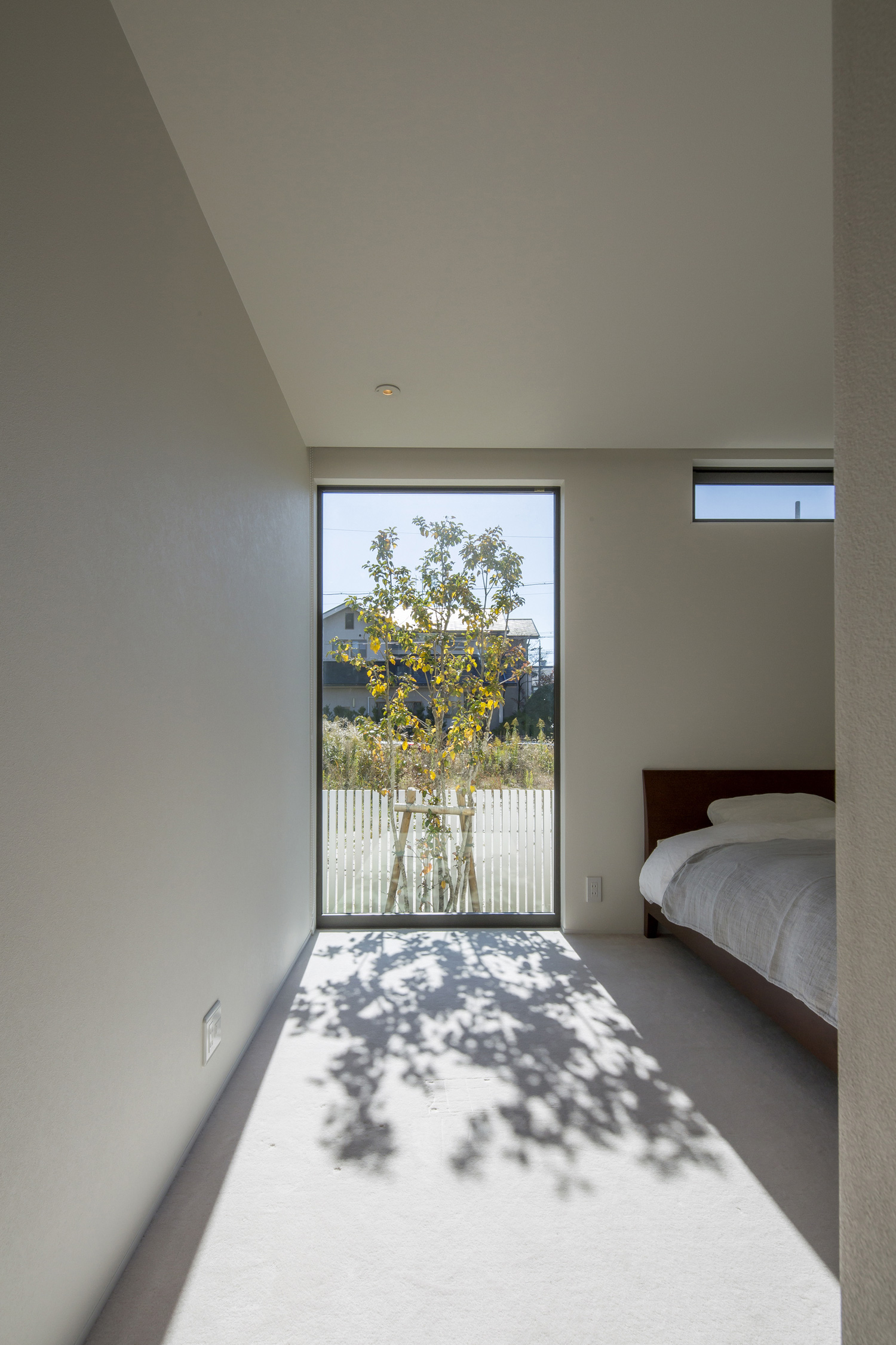 FIX窓から植栽が見える寝室・デザイン住宅 注文住宅・デザイン住宅建築実例_『CASE614 『Skip』』_寝室