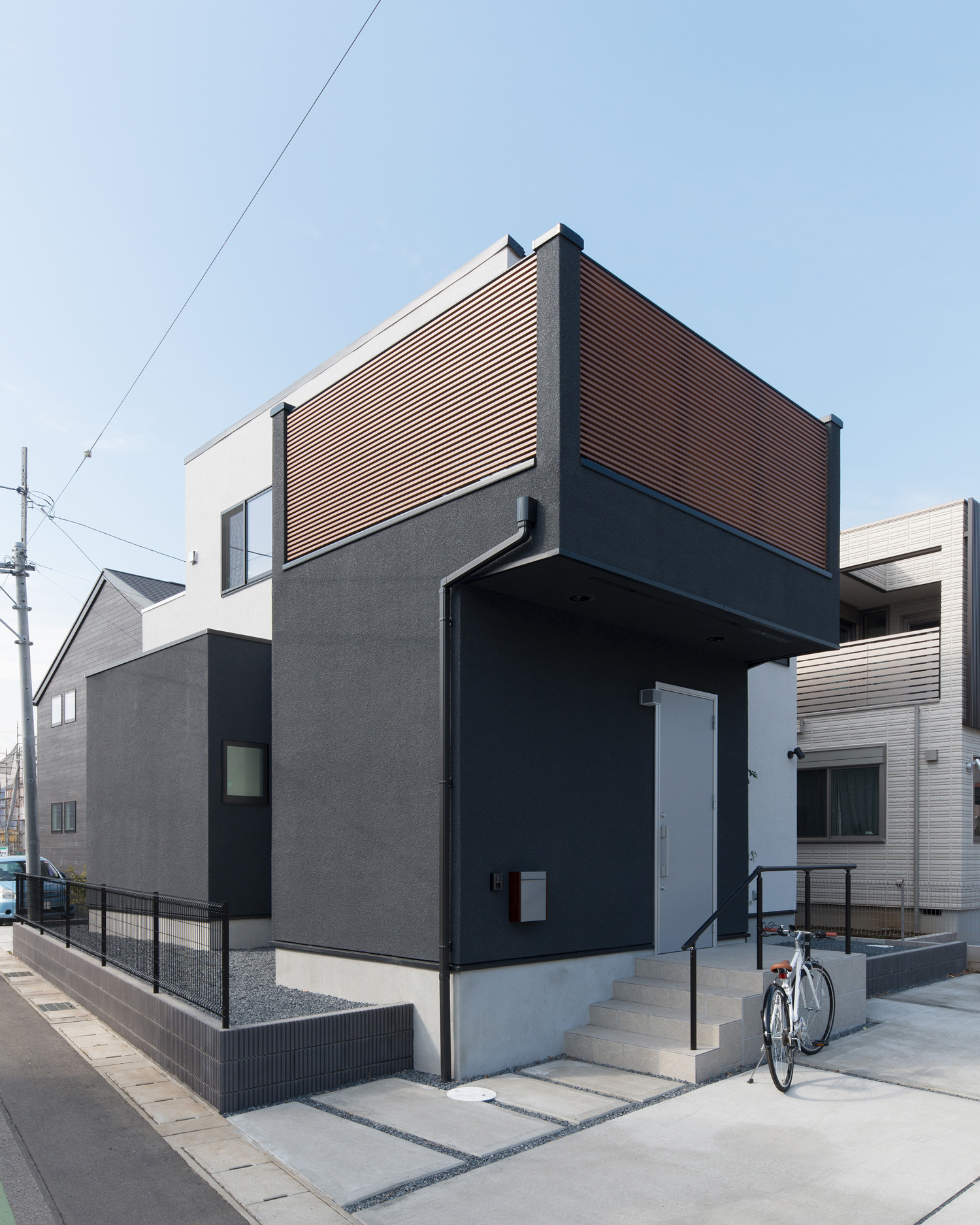 バルコニーに木のルーバーの目隠し壁を付けた住宅の外観・デザイン住宅 注文住宅・デザイン住宅建築実例_『CASE615 SML□』_外観