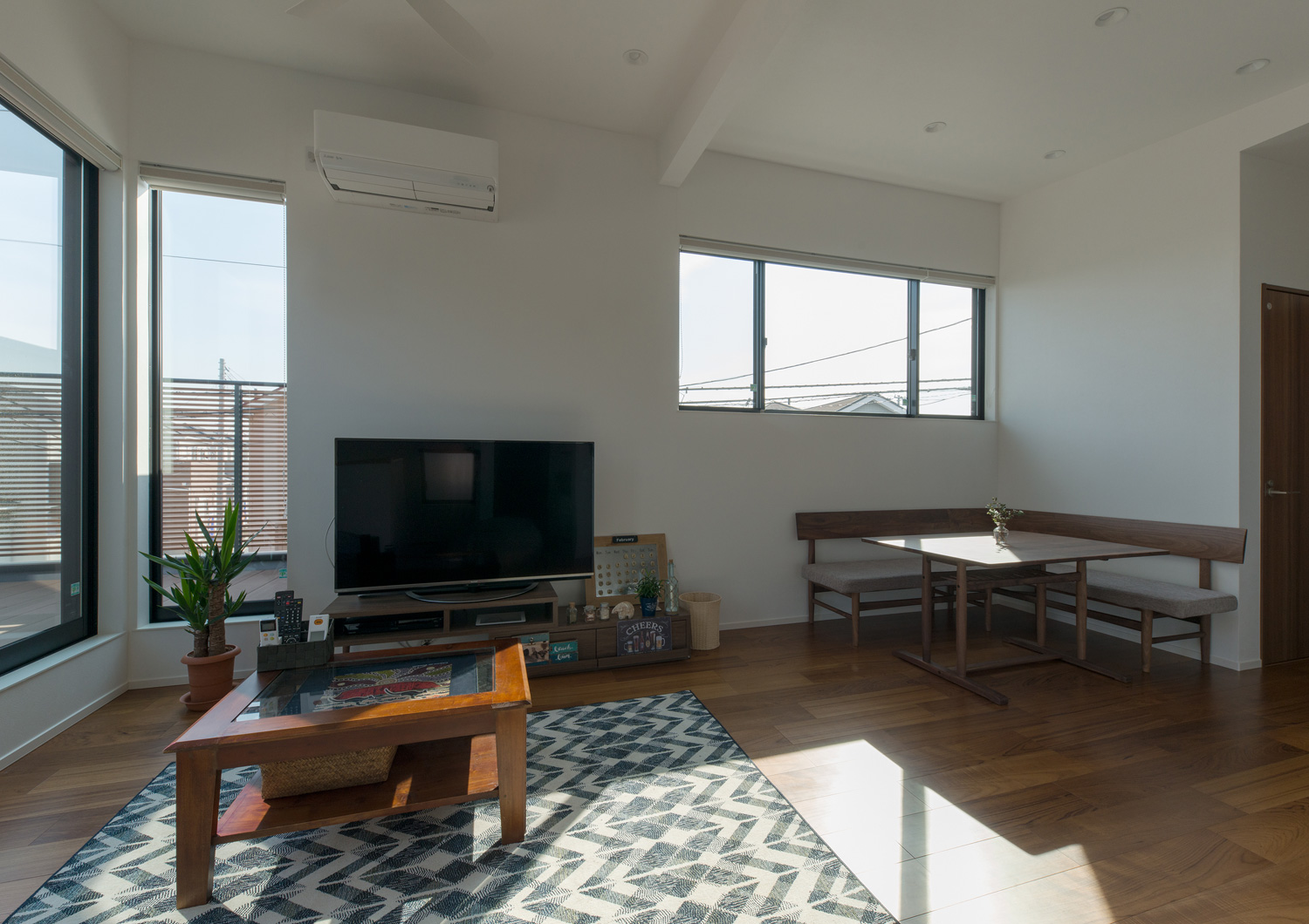 部屋の角にベンチとダイニングテーブルを置いたLDK・デザイン住宅 注文住宅・デザイン住宅建築実例_『CASE615 SML□』_LDK