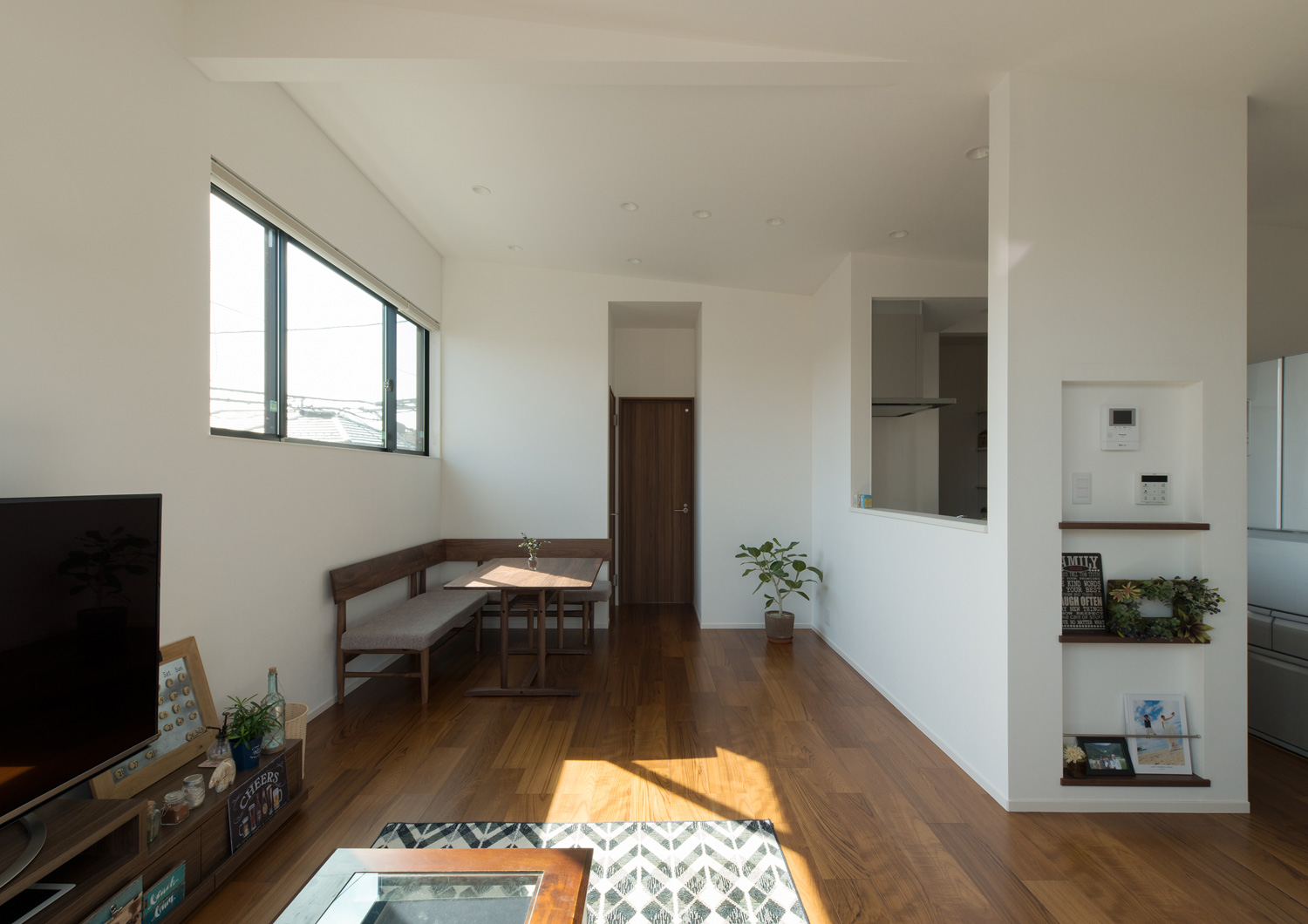 ダイニングテーブルや部屋の扉に木材を使ったLDK・デザイン住宅 注文住宅・デザイン住宅建築実例_『CASE615 SML□』_LDK