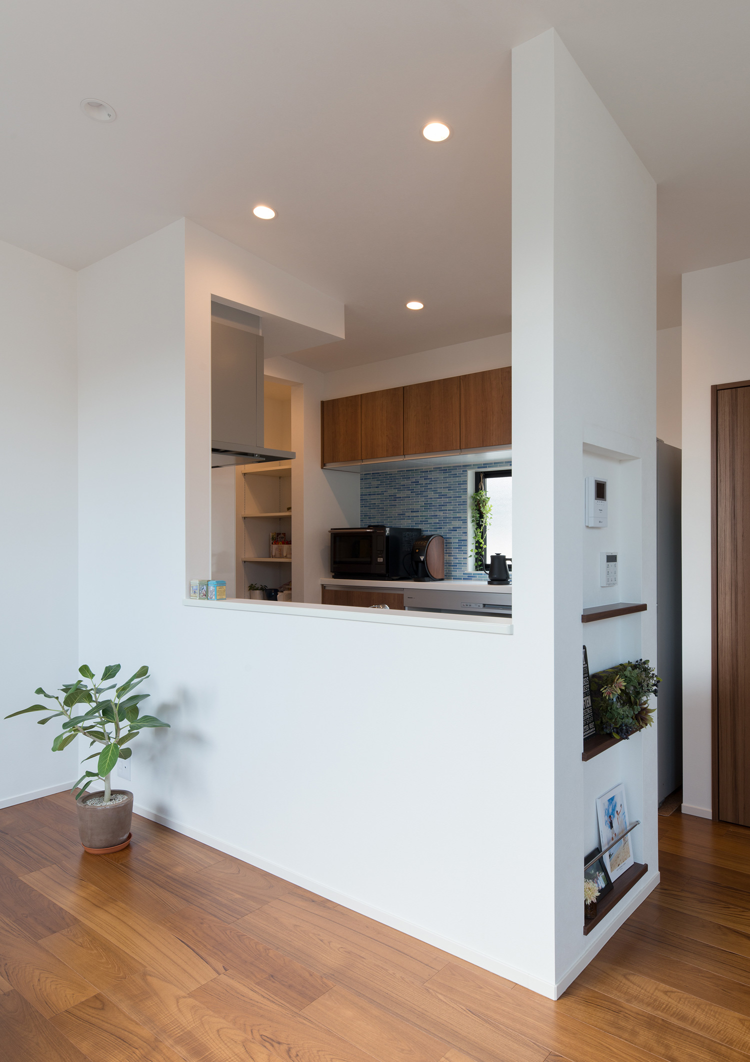 キッチン部分の壁をくりぬいたようなデザイン・デザイン住宅 注文住宅・デザイン住宅建築実例_『CASE615 SML□』_キッチン