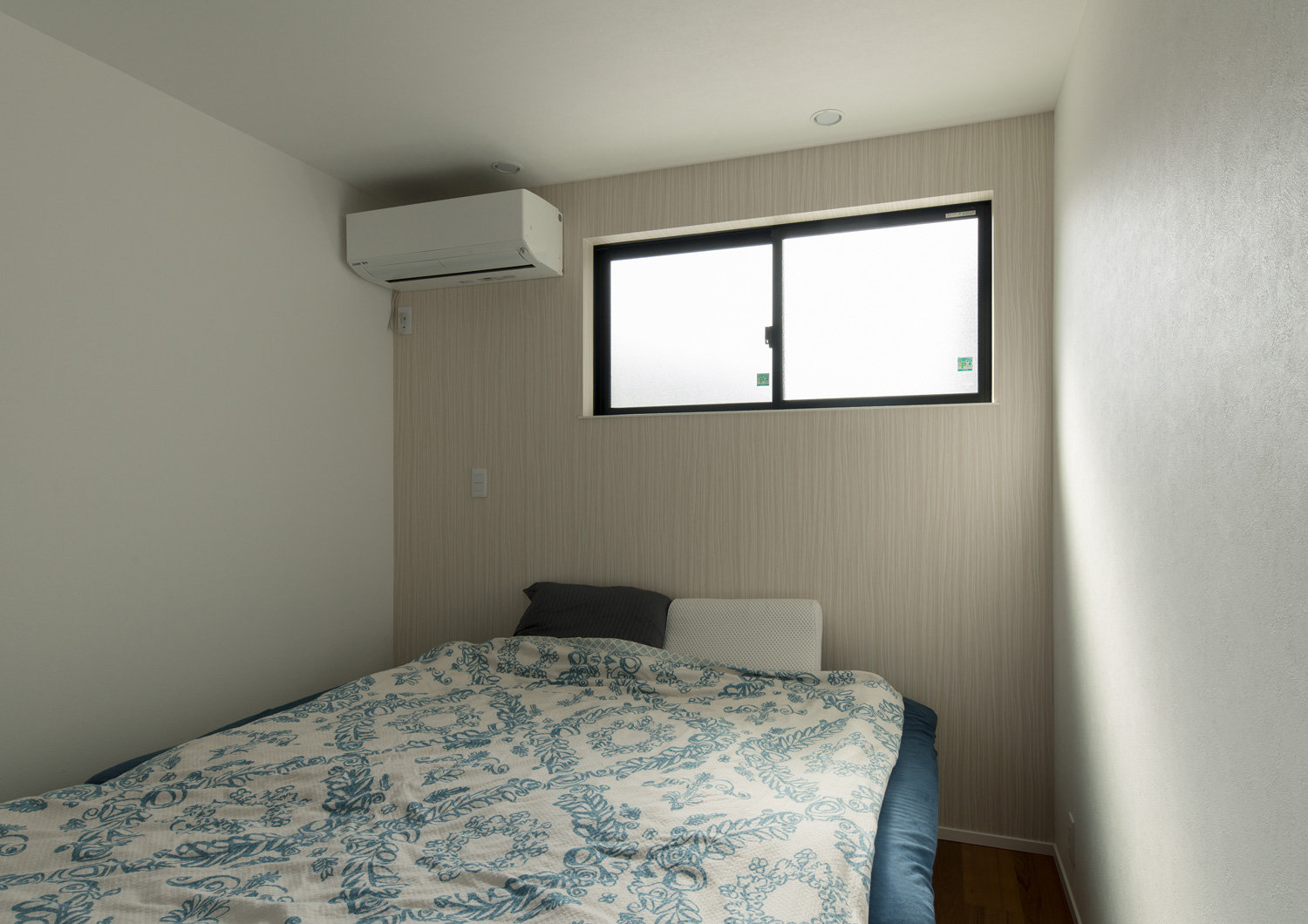 アクセントクロスに窓を取り付けた寝室・デザイン住宅 注文住宅・デザイン住宅建築実例_『CASE615 SML□』_寝室