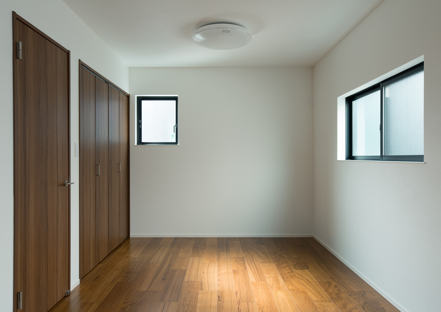 建具の色が統一された二方向に窓がある個室・デザイン住宅 注文住宅・デザイン住宅建築実例_『CASE615 SML□』_子供部屋