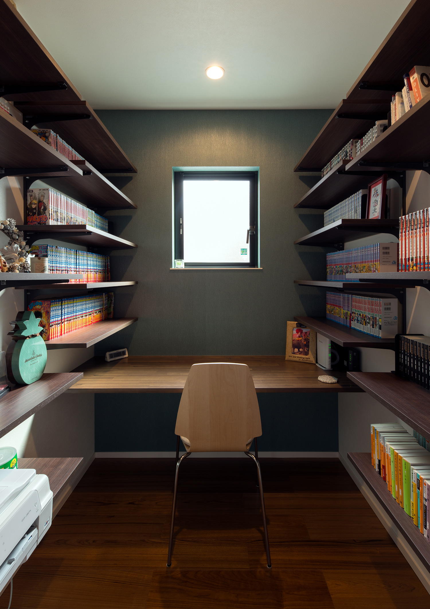 壁付けの棚に挟まれた、壁付けデスクがある書斎・デザイン住宅 注文住宅・デザイン住宅建築実例_『CASE615 SML□』_書斎