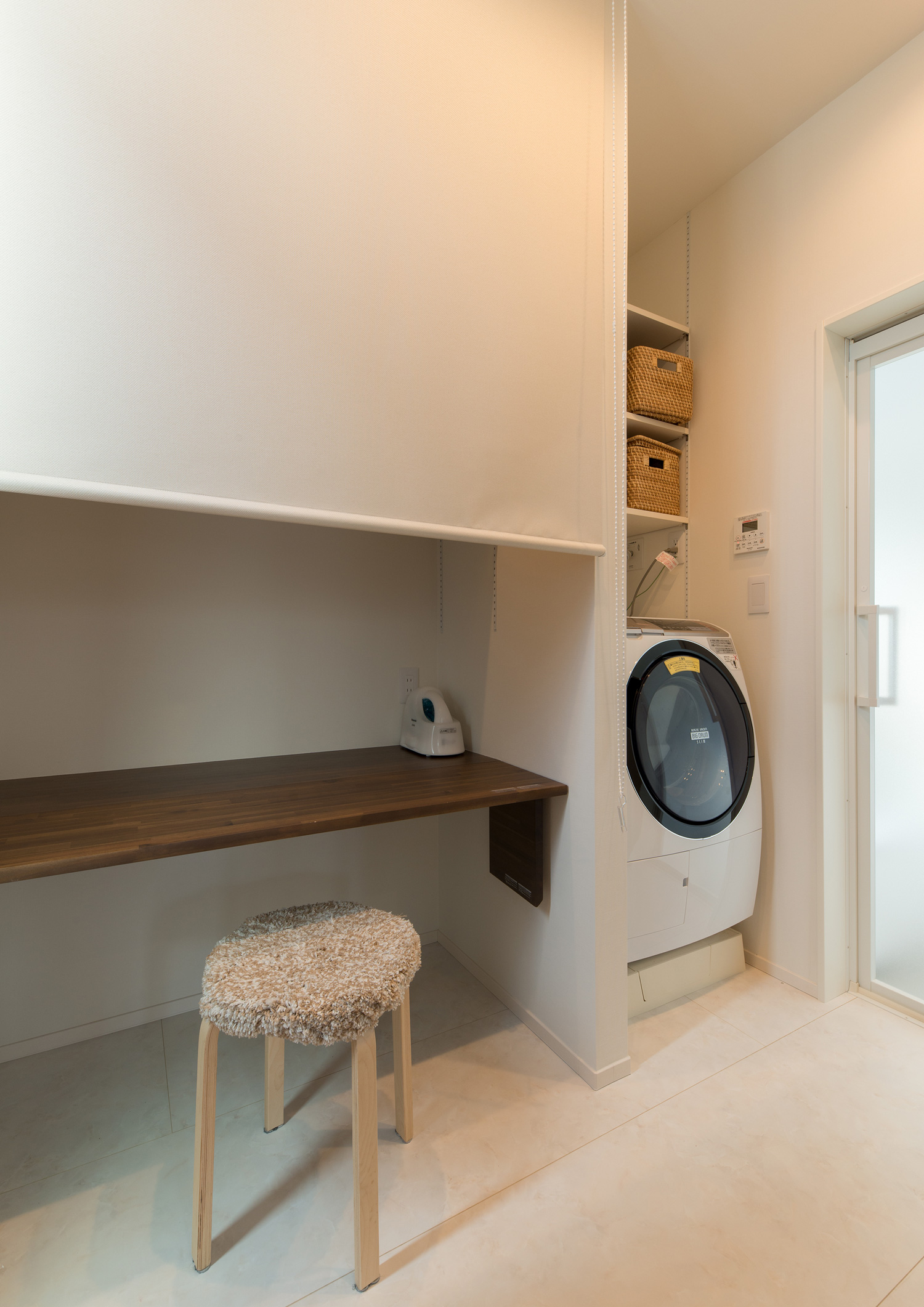 洗濯機の隣に壁付けデスクの作業スペースを設けた洗面所・デザイン住宅 注文住宅・デザイン住宅建築実例_『CASE615 SML□』_浴室・洗面所