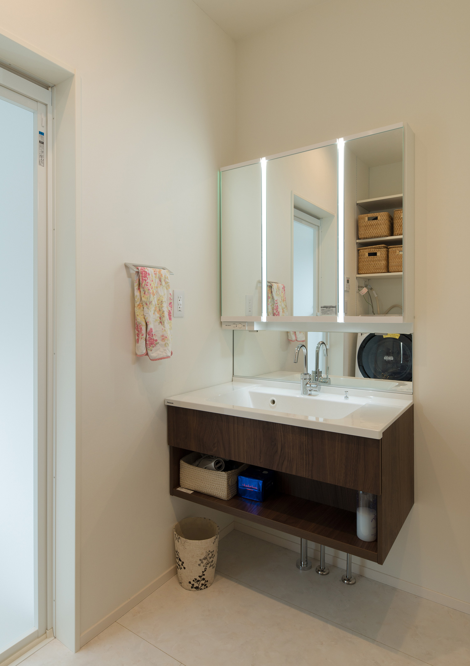 鏡に間接照明が取り付けられた洗面台がある洗面所・デザイン住宅 注文住宅・デザイン住宅建築実例_『CASE615 SML□』_浴室・洗面所