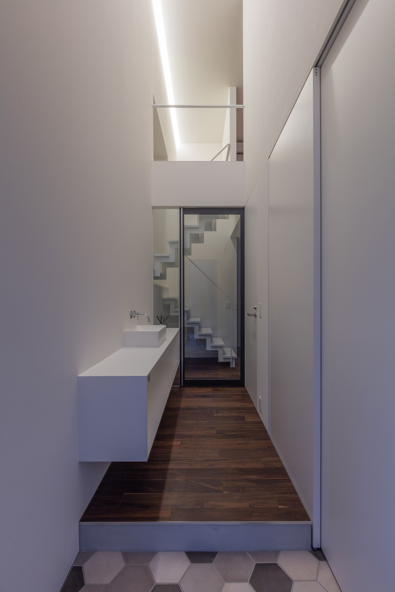 突き当りにガラス扉が取り付けられた吹き抜けの廊下・デザイン住宅 注文住宅・デザイン住宅建築実例_『CASE616 HOUSE.FLOAT』_玄関