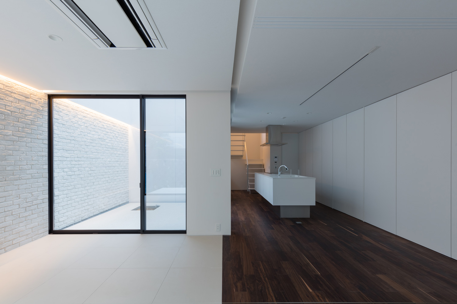 フローリングとタイル床が切り替えられたLDK・デザイン住宅 注文住宅・デザイン住宅建築実例_『CASE616 HOUSE.FLOAT』_LDK