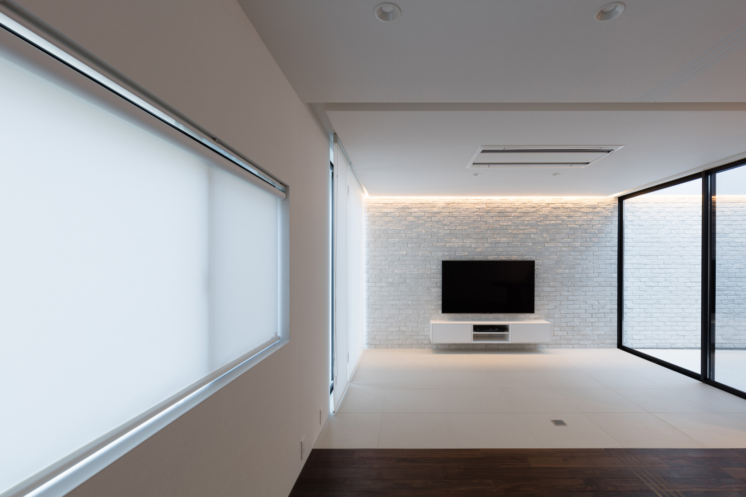 間接照明の取り付けられた白いタイルのアクセントウォール 注文住宅・デザイン住宅建築実例_『CASE616 HOUSE.FLOAT』_LDK