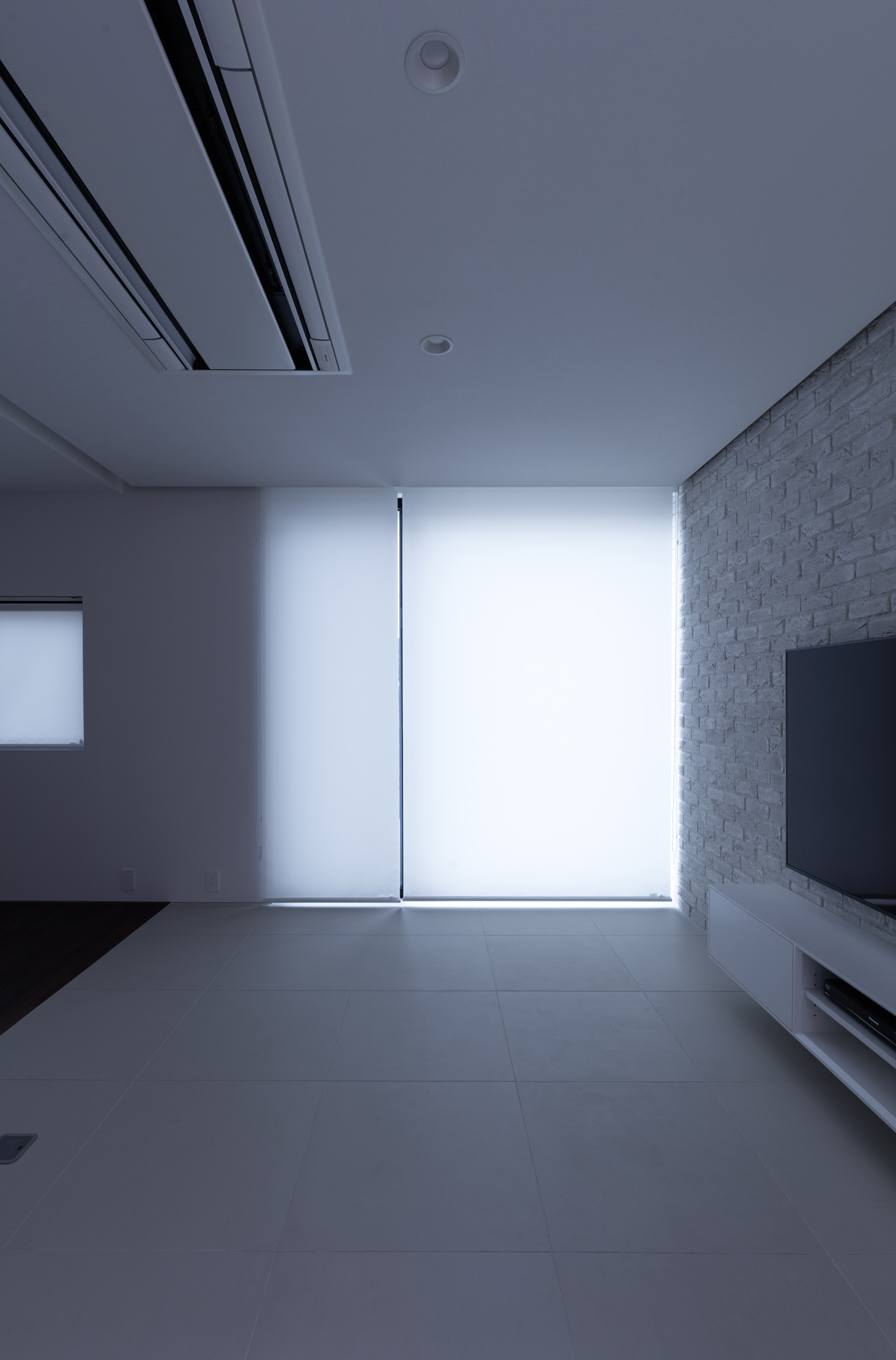 白いロールスクリーンがあるタイル床のLDK・デザイン住宅 注文住宅・デザイン住宅建築実例_『CASE616 HOUSE.FLOAT』_LDK