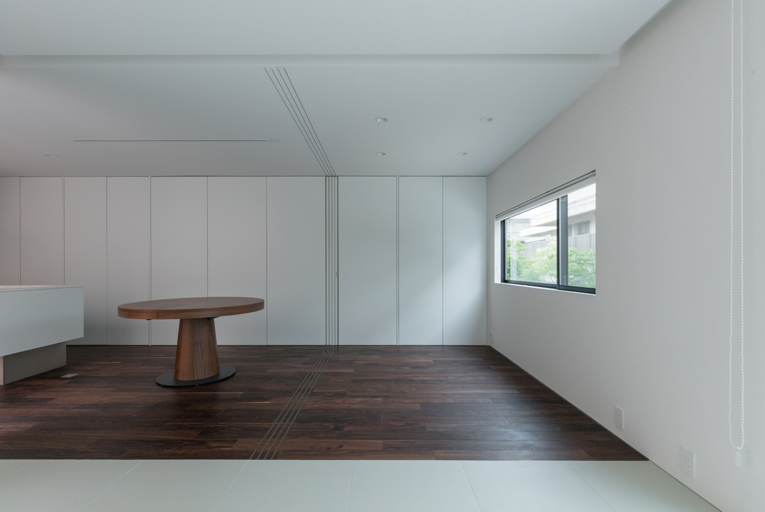 ウォルナットのフローリングに木の丸いダイニングテーブルを置いたLDK・デザイン住宅 注文住宅・デザイン住宅建築実例_『CASE616 HOUSE.FLOAT』_LDK