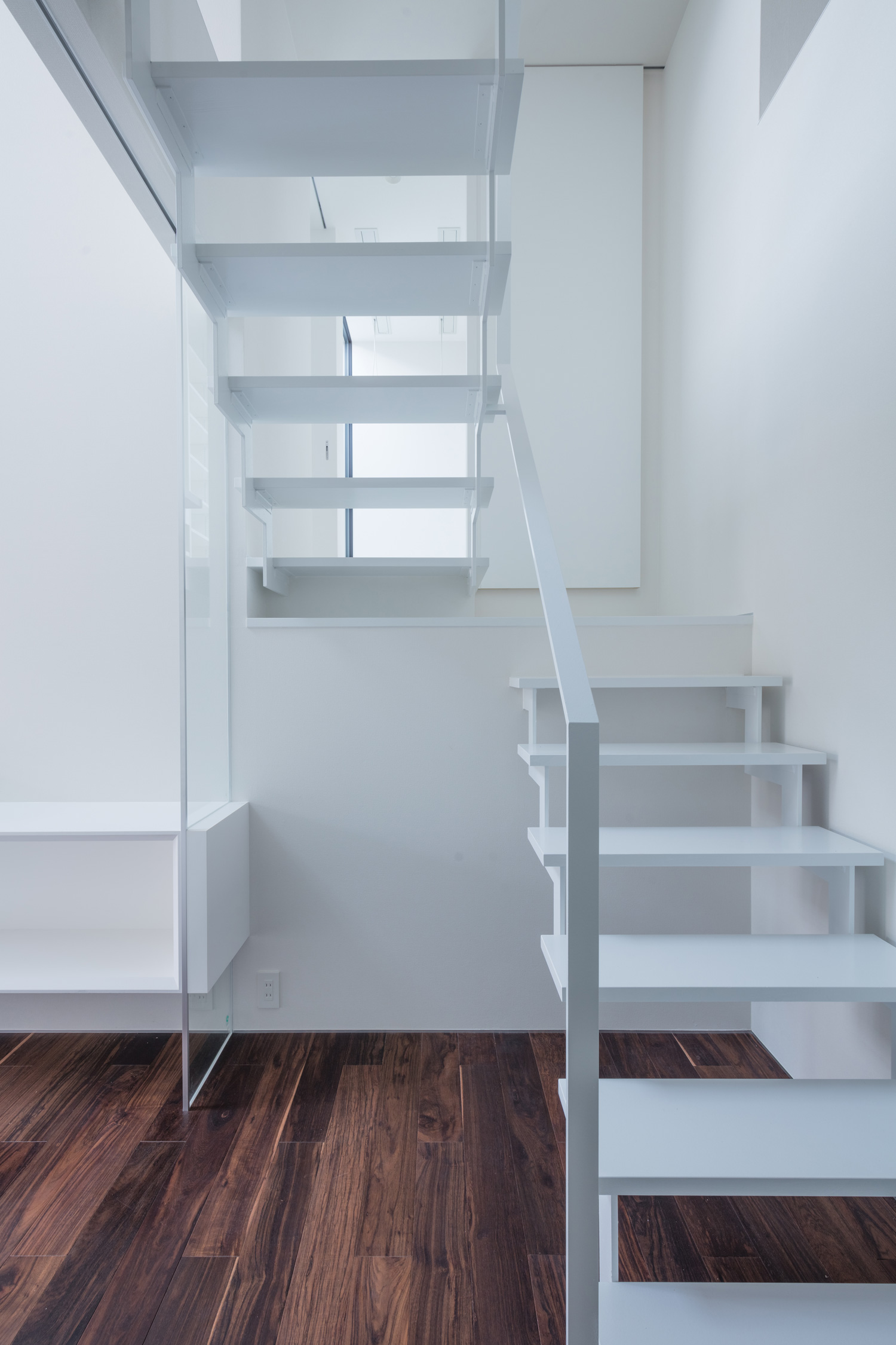 フローリングのフロアにある、白いスケルトン階段・デザイン住宅 注文住宅・デザイン住宅建築実例_『CASE616 HOUSE.FLOAT』_階段