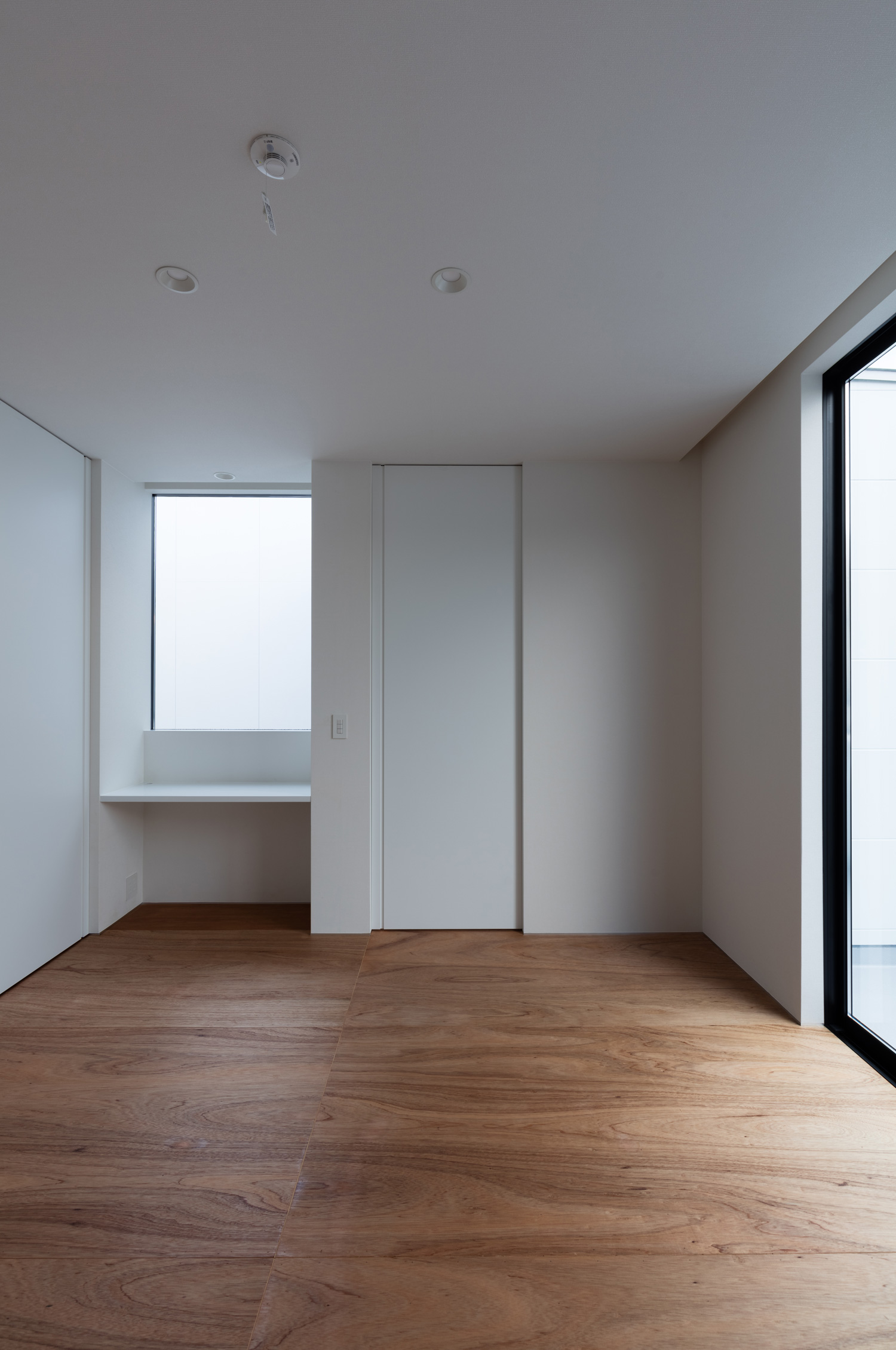 壁付けのデスクスペースがあるフローリングのLDK・デザイン住宅 注文住宅・デザイン住宅建築実例_『CASE616 HOUSE.FLOAT』_寝室