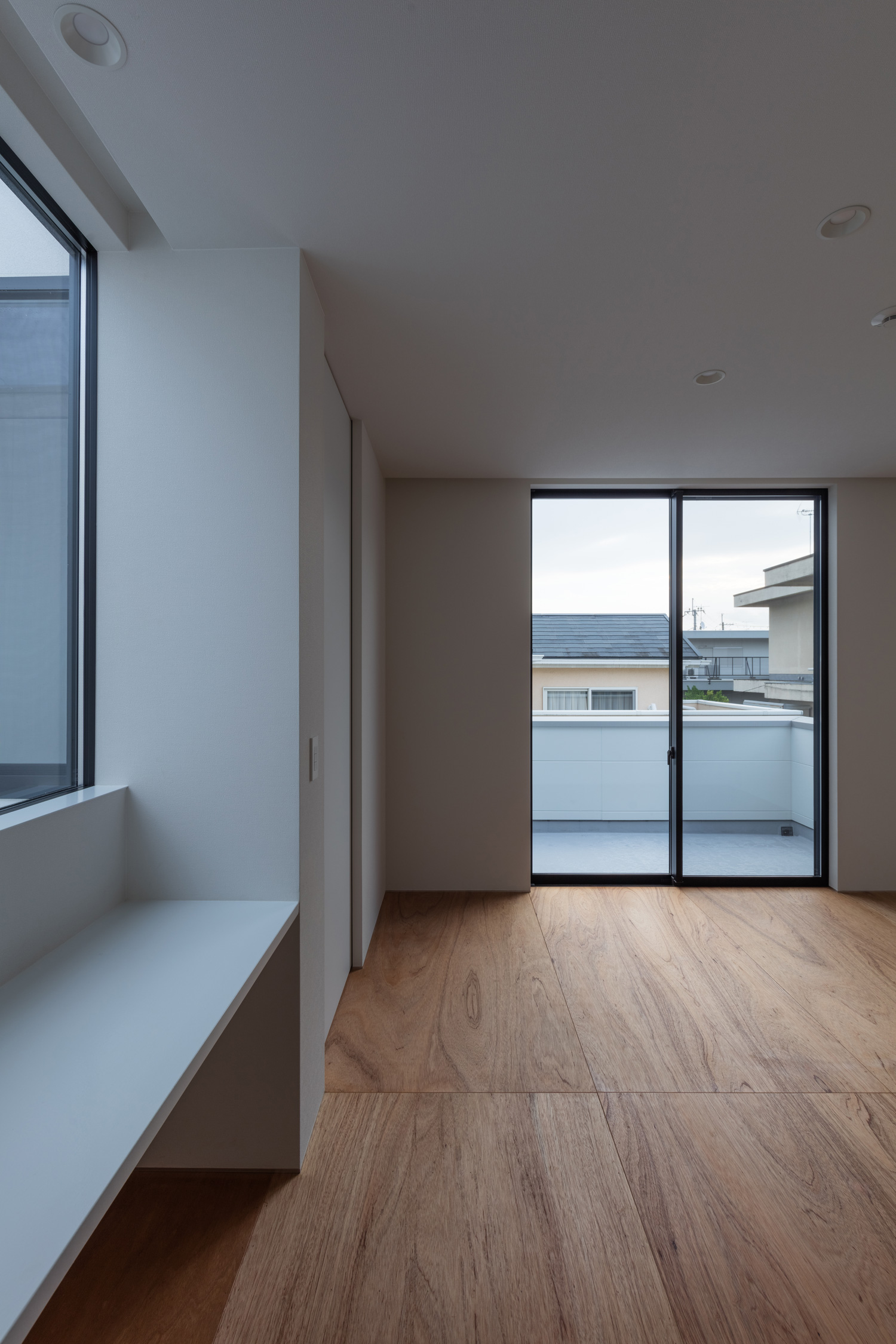 ベランダに繋がる窓があるフローリングのLDK・デザイン住宅 注文住宅・デザイン住宅建築実例_『CASE616 HOUSE.FLOAT』_寝室