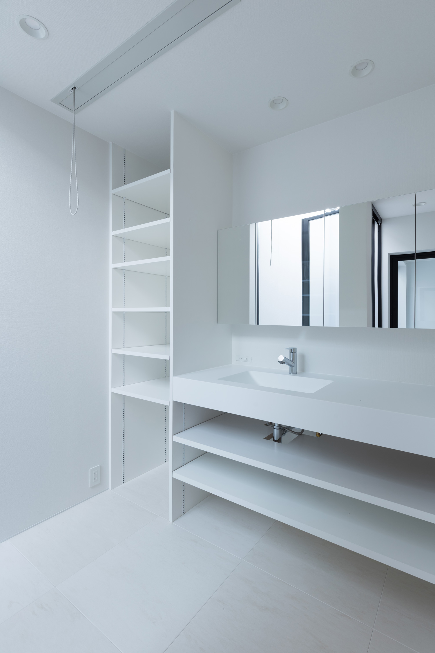 可動棚や洗面台下の収納がある造作洗面台の洗面所・デザイン住宅 注文住宅・デザイン住宅建築実例_『CASE616 HOUSE.FLOAT』_浴室・洗面所