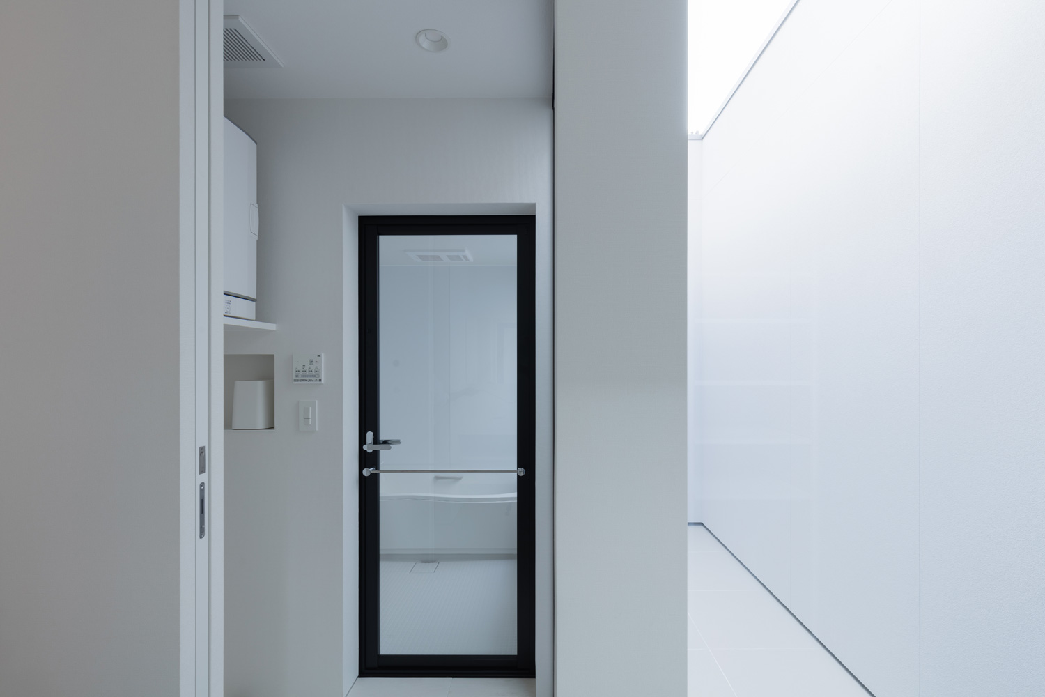 引き戸で仕切られた脱衣室と繋がる浴室・デザイン住宅 注文住宅・デザイン住宅建築実例_『CASE616 HOUSE.FLOAT』_浴室・洗面所