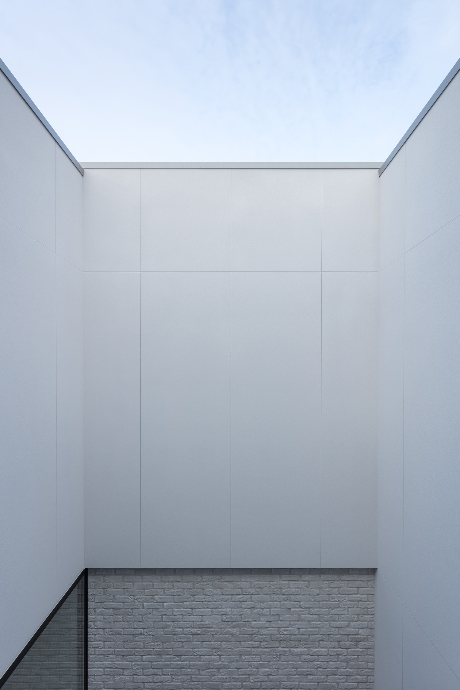 白い壁に囲まれた吹き抜け部分・デザイン住宅 注文住宅・デザイン住宅建築実例_『CASE616 HOUSE.FLOAT』_テラス・バルコニー