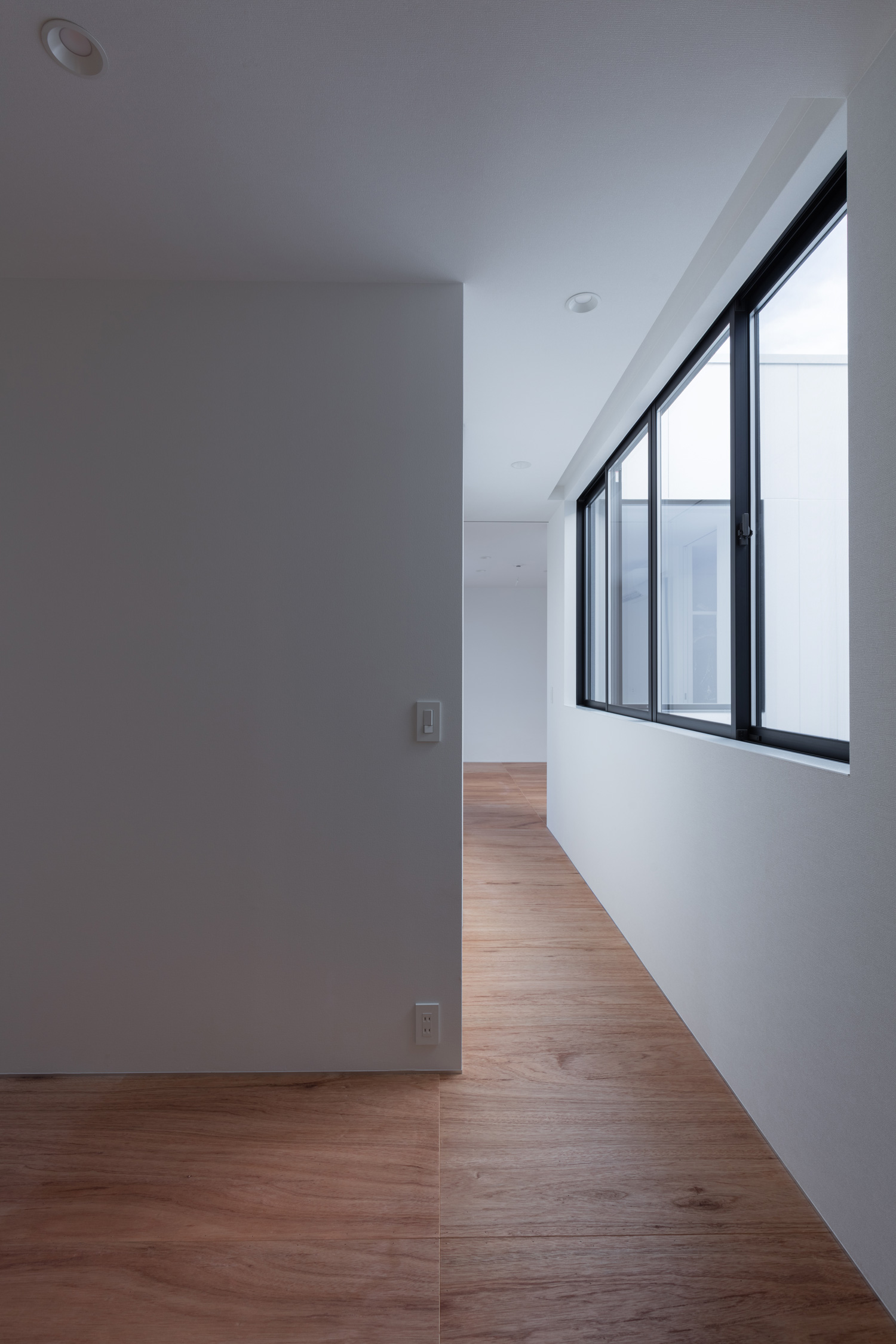 吹き抜けに面した窓がある廊下・デザイン住宅 注文住宅・デザイン住宅建築実例_『CASE616 HOUSE.FLOAT』_廊下