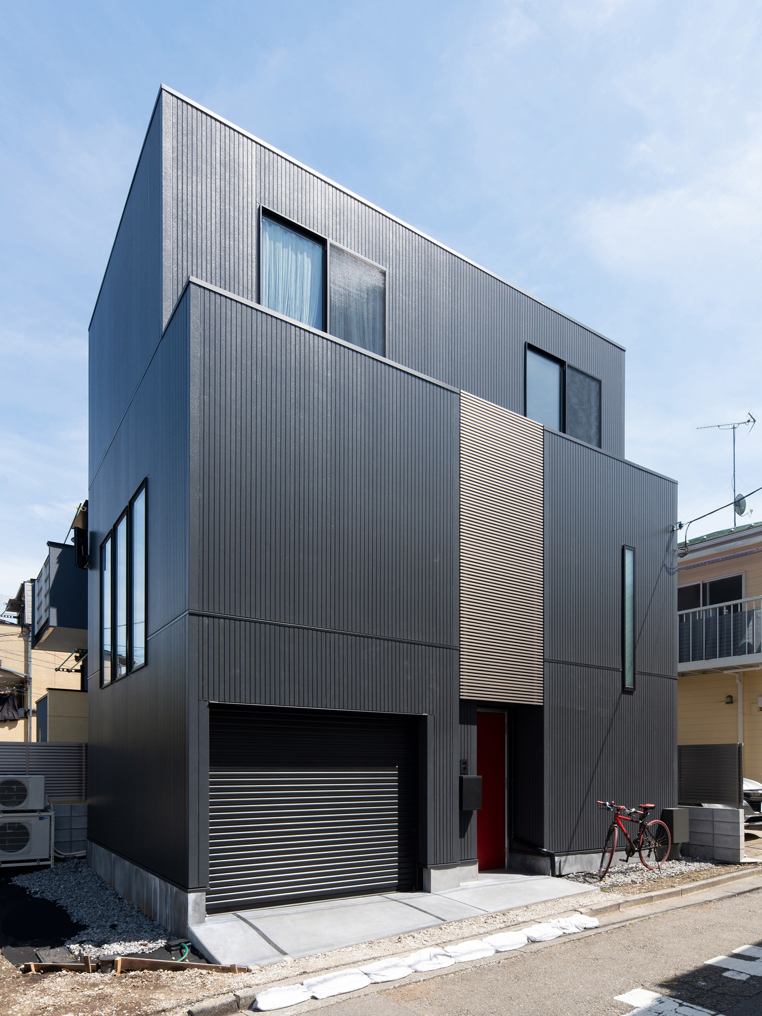 デザイン住宅建築実例_外観・注文住宅『CASE617 Casa di Nero』の建築実例・施⼯例の写真・建物外観全体 注文住宅・デザイン住宅建築実例_『CASE617 Casa di Nero』_外観