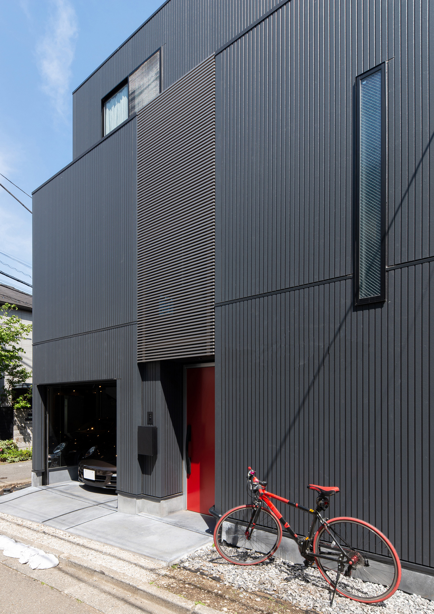 黒い外壁でスリット窓のある住宅の外観・デザイン住宅 注文住宅・デザイン住宅建築実例_『CASE617 Casa di Nero』_外観