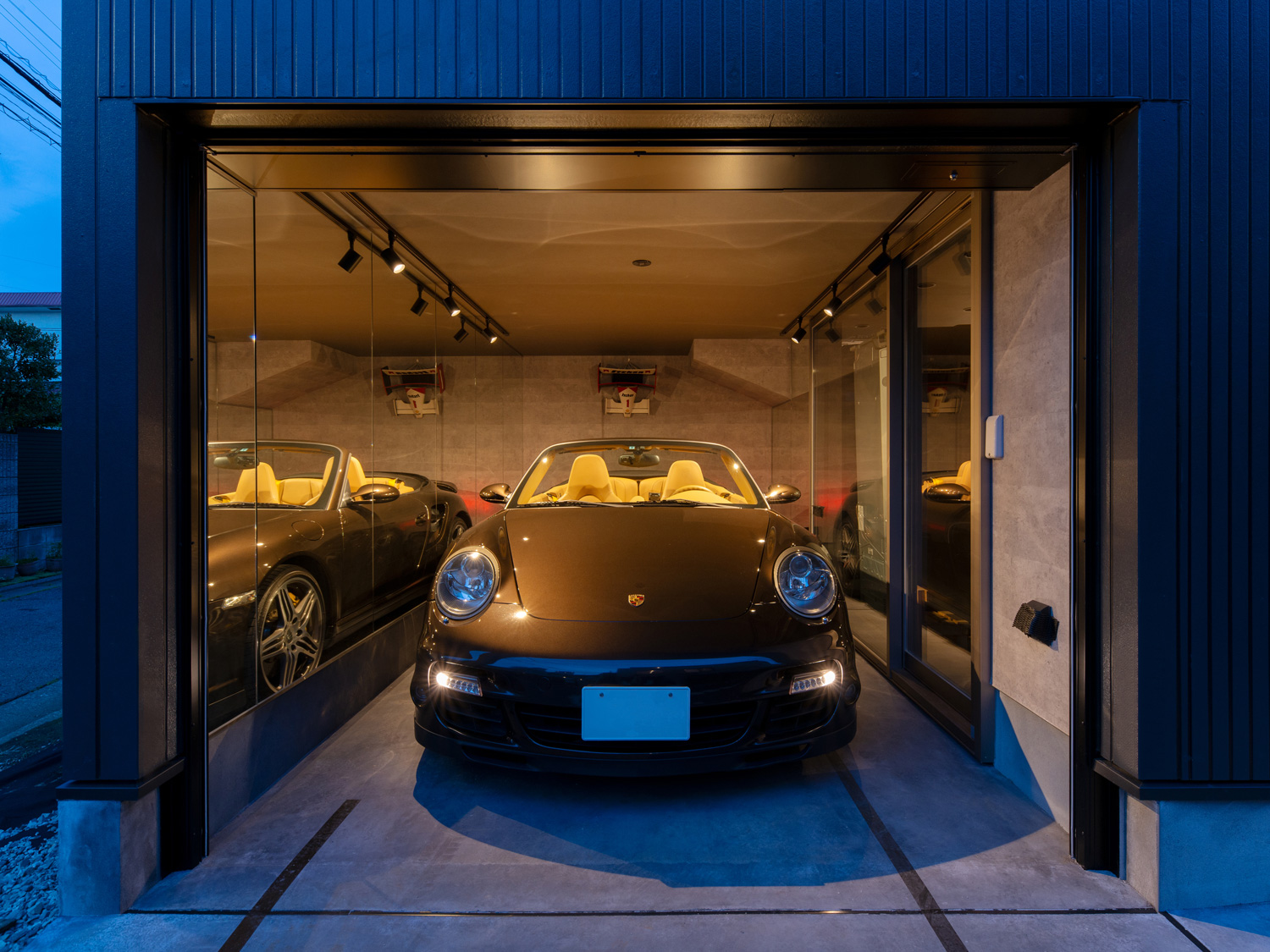 一面は鏡張りにしたショールームのような駐車場