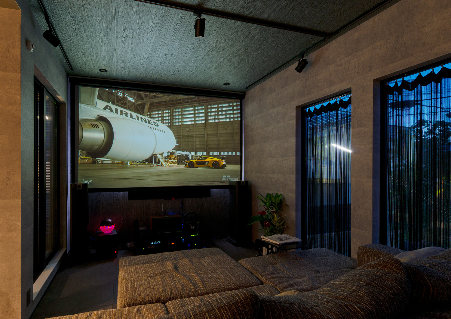 L字ソファーの前にスクリーンがありホームシアターとなるLDK・デザイン住宅 注文住宅・デザイン住宅建築実例_『CASE617 Casa di Nero』_LDK