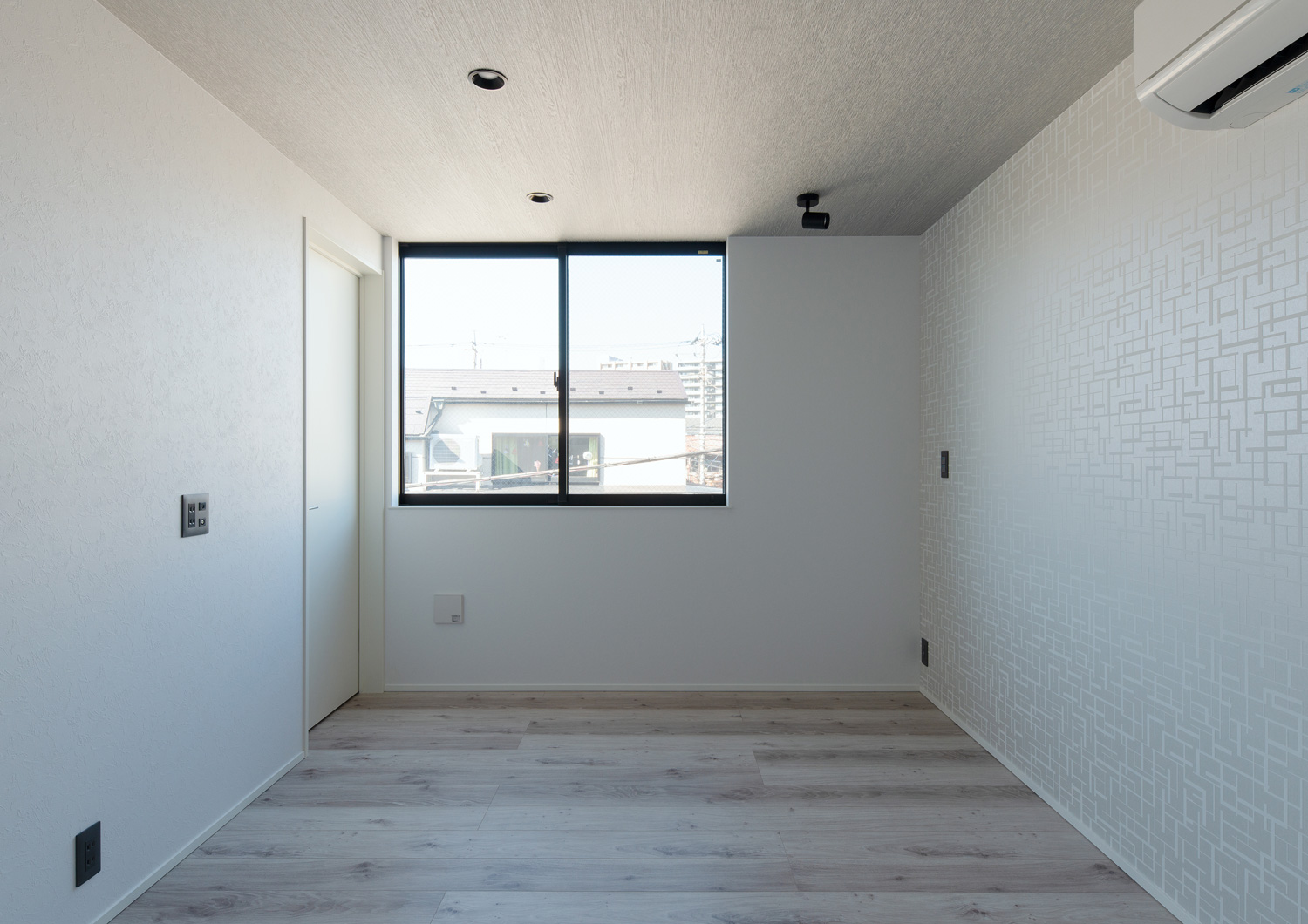 白い壁紙で窓がついた個室・デザイン住宅 注文住宅・デザイン住宅建築実例_『CASE617 Casa di Nero』_寝室